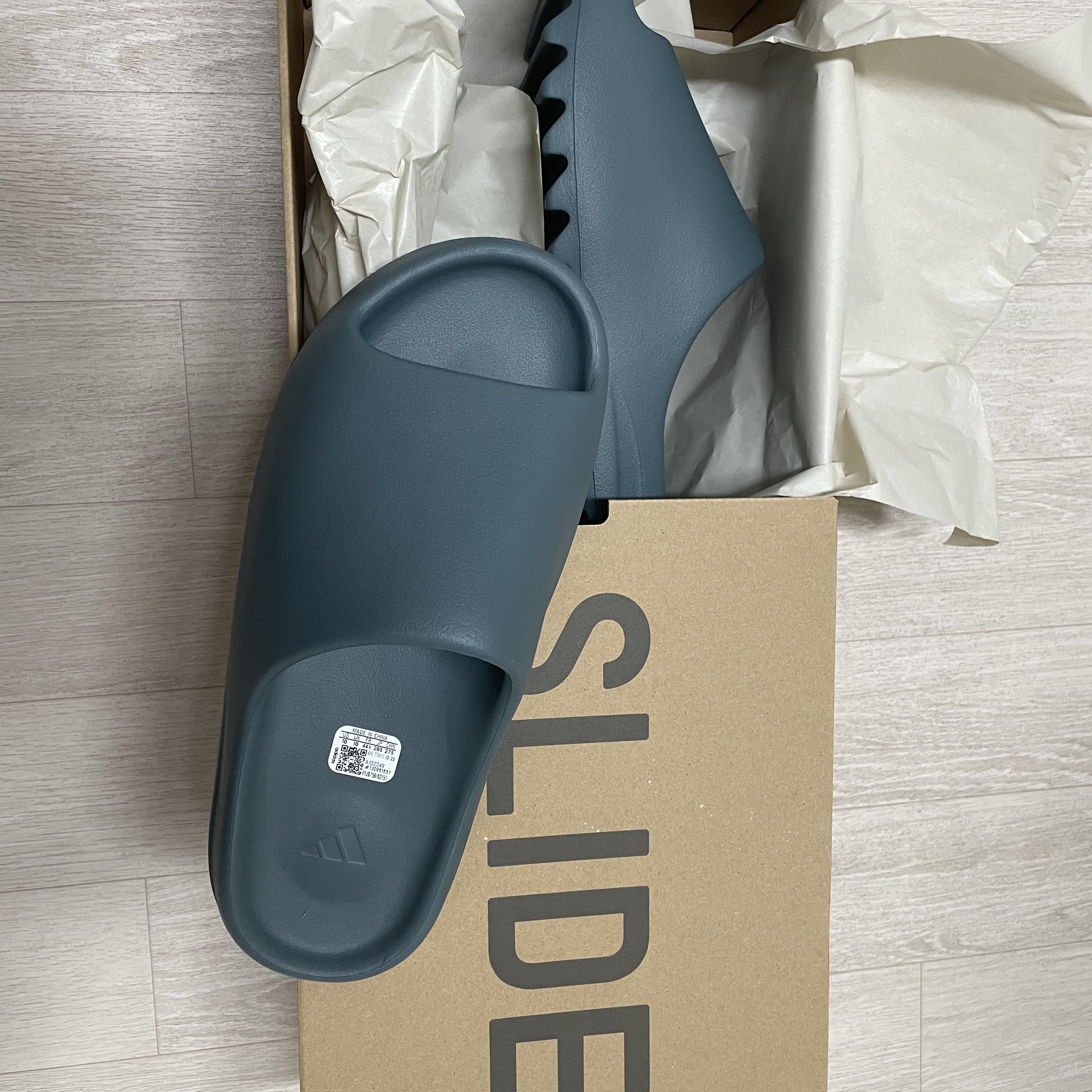 Adidas Yeezy Slide Slate Marine 착용 스타일