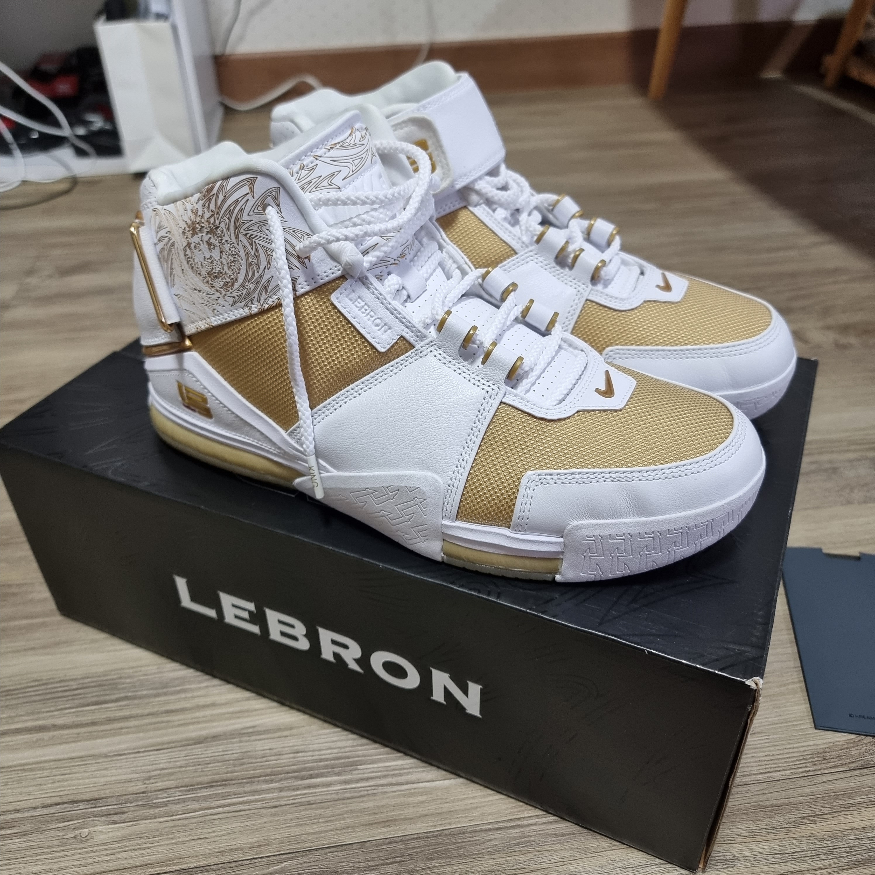 Nike Zoom LeBron 2 Metallic Gold and White 착용 스타일 - 4
