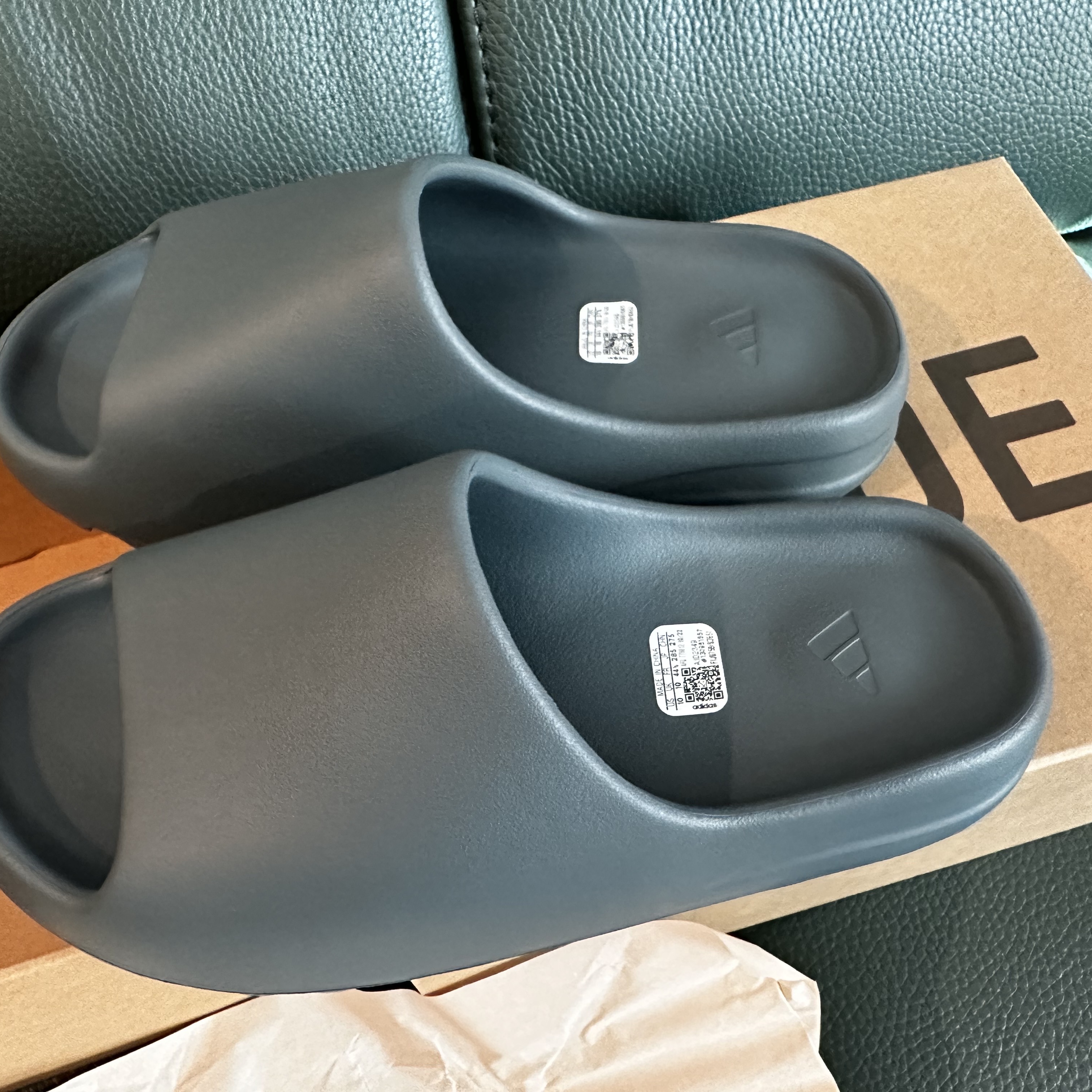Adidas Yeezy Slide Slate Marine 착용 스타일 - 1