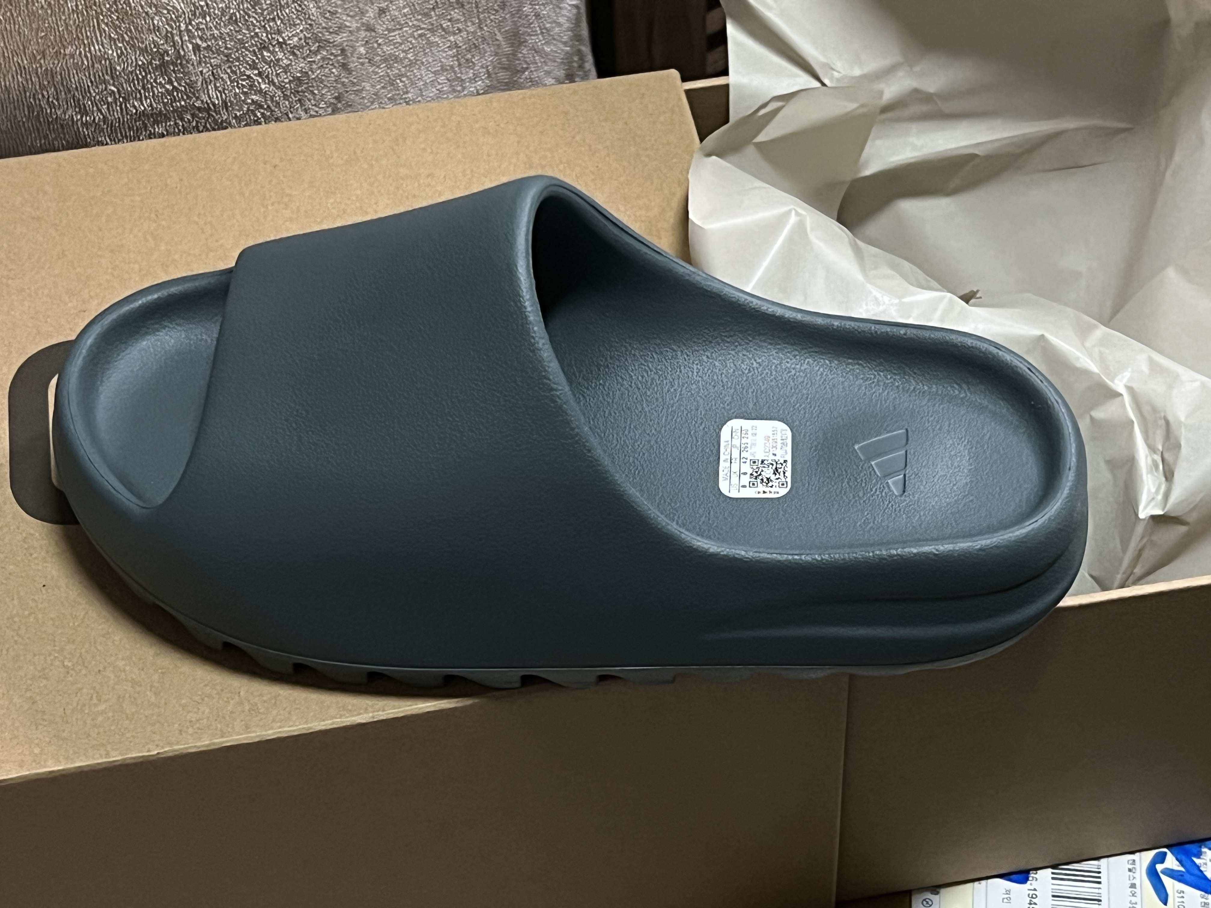 Adidas Yeezy Slide Slate Marine 착용 스타일