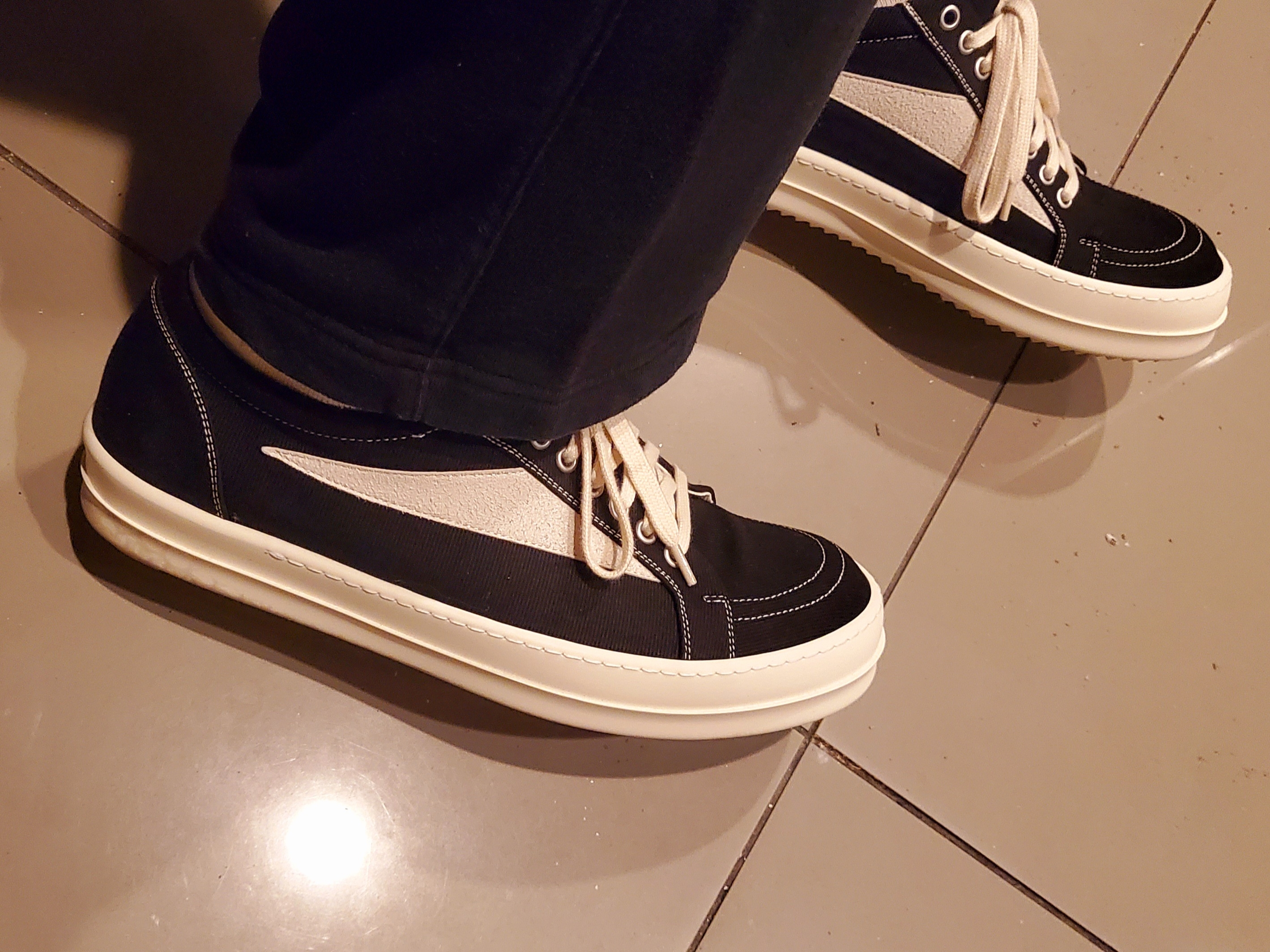 Rick Owens Drkshdw Luxor Overdyed Denim Vintage Sneakers Black Milk 착용 스타일 - 4
