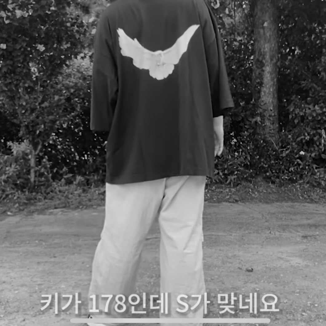 Yeezy Gap Engineered By Balenciaga Dove 3/4 Sleeve T-Shirt Black 착용 스타일