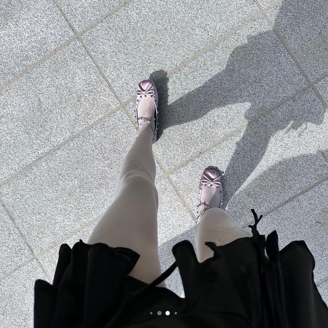 (W) Valentino Rockstud Satin Ballerina Water Lilac 착용 스타일 - 2