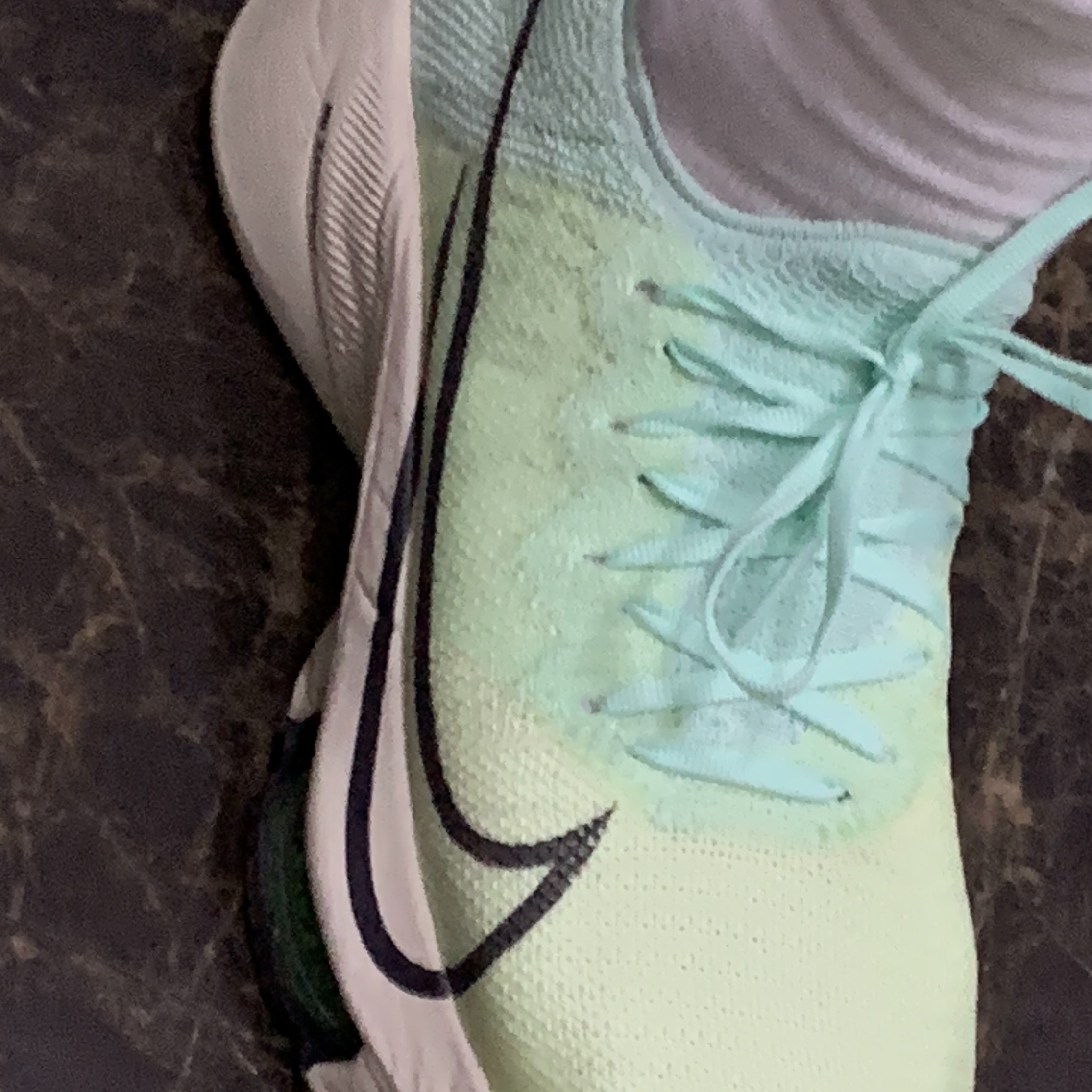Nike Air Zoom Tempo Next% Flyknit Barely Volt Mint, Nike Air Zoom Tempo Next% Flyknit Black 착용 스타일 - 2