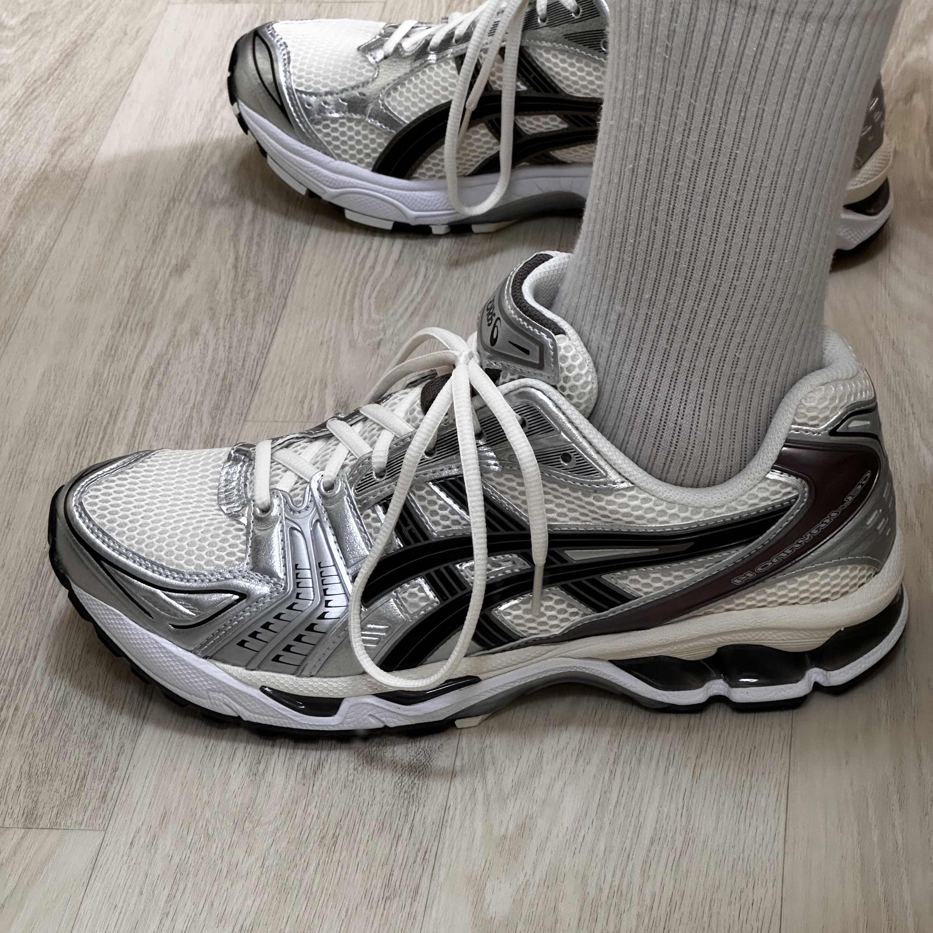 Asics Gel-Kayano 14 Cream Black 착용 스타일 - 2