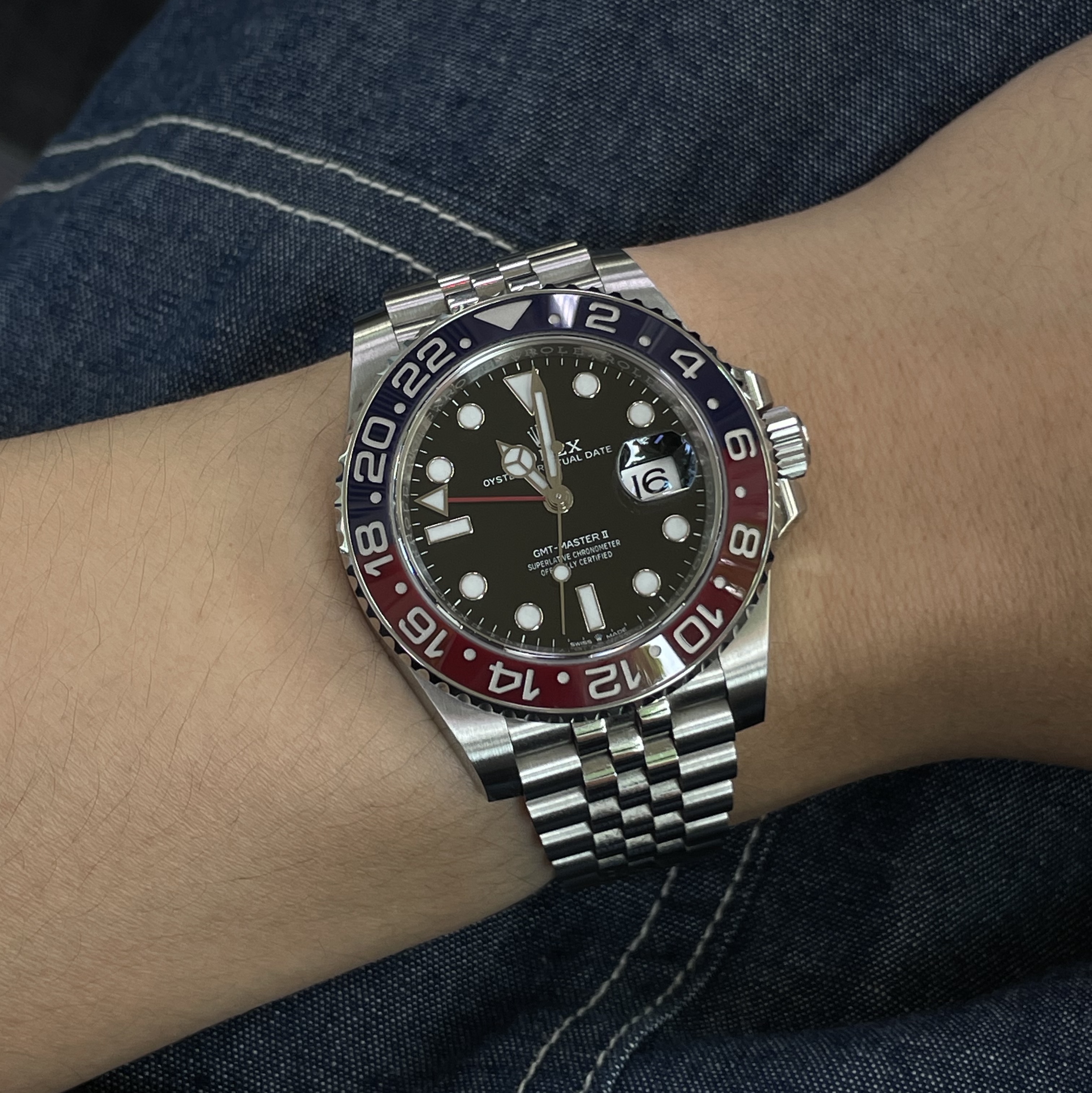 Rolex GMT-Master II 40mm 126710BLRO Black Jubilee 착용 스타일