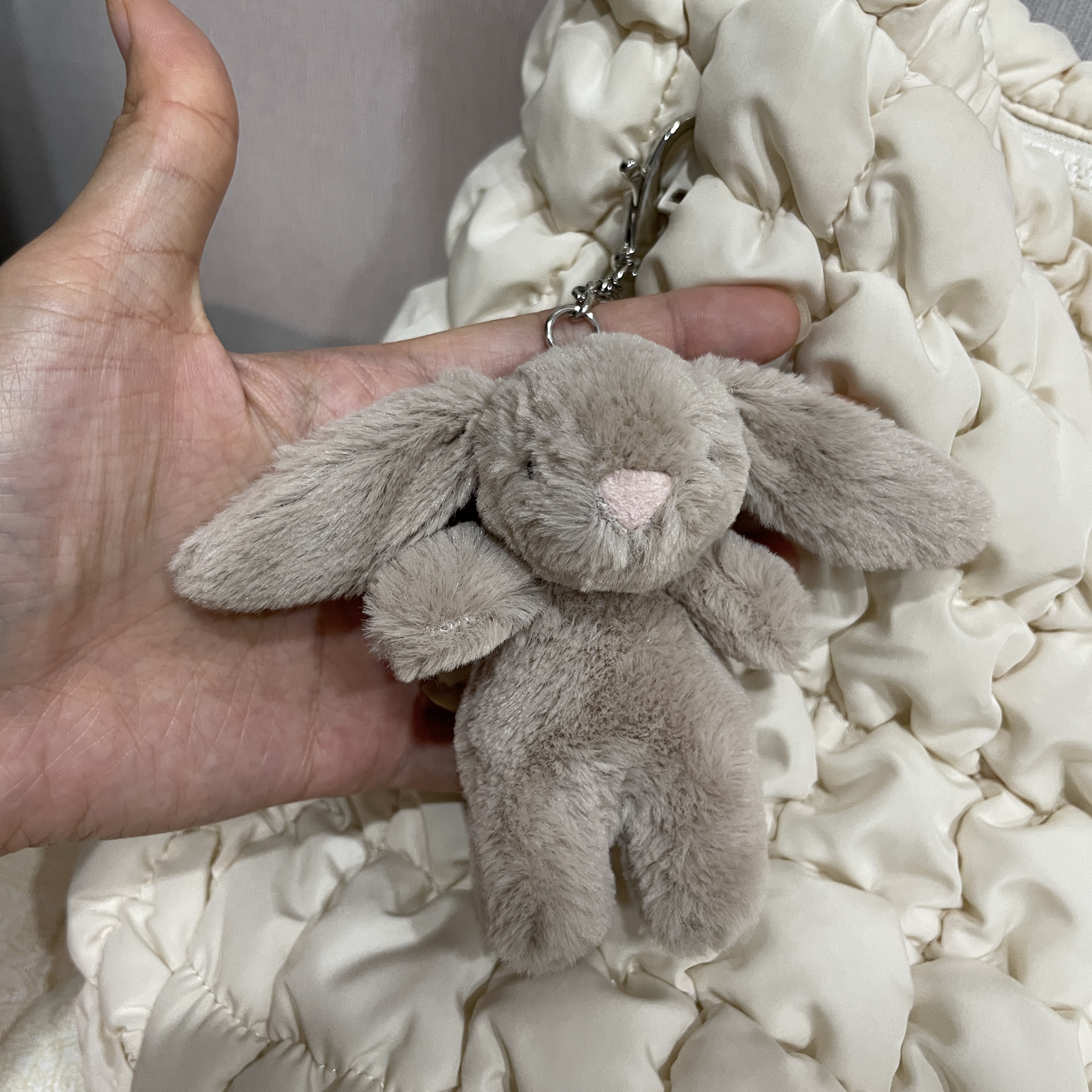 Jellycat Bashful Bunny Bag Charm Beige, COS Quilted Oversized Shoulder Bag Off White Light Beige 착용 스타일 - 2