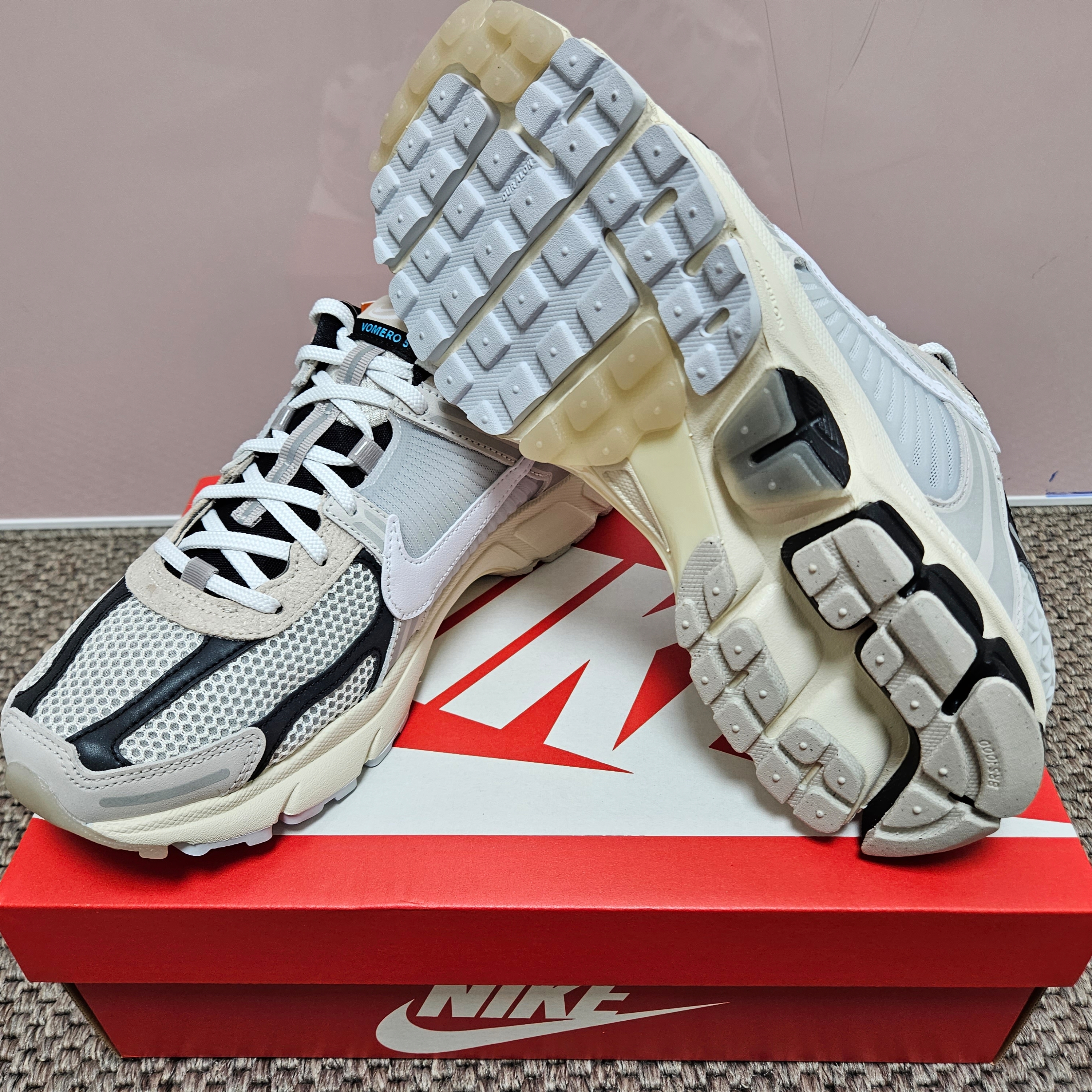 Nike Zoom Vomero 5 Light Bone and Black 착용 스타일 - 2