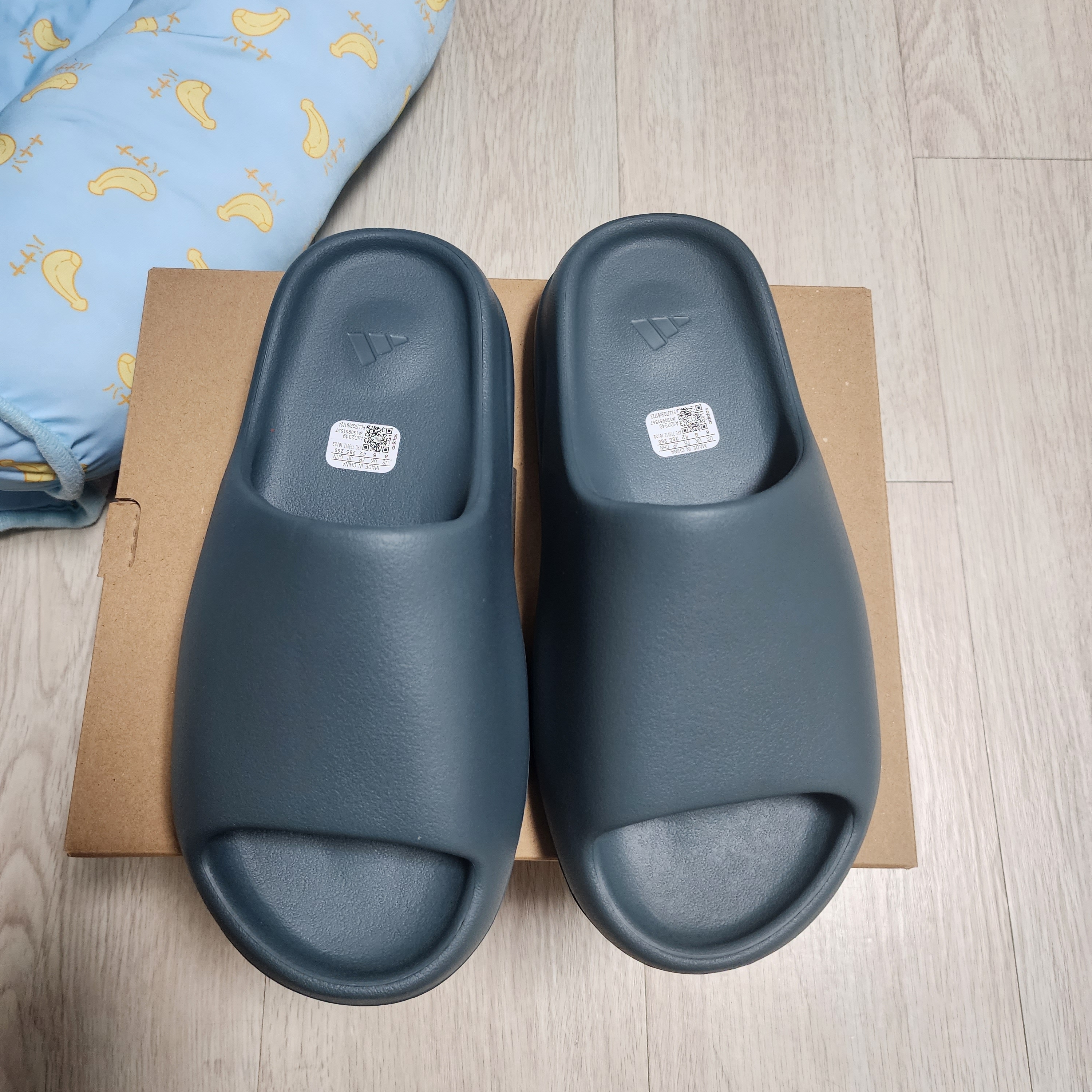 Adidas Yeezy Slide Slate Marine 착용 스타일 - 1