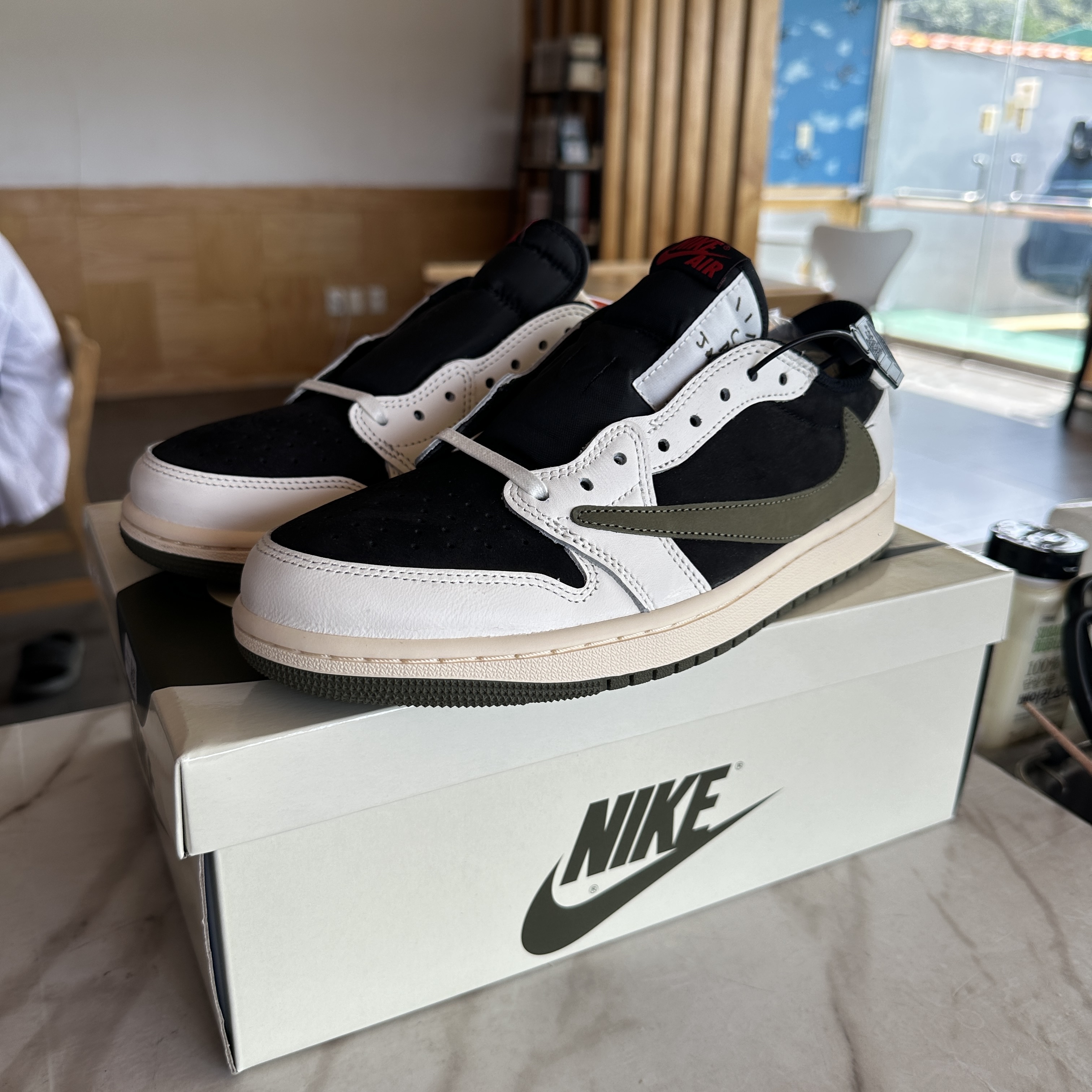 (W) Jordan 1 x Travis Scott Retro Low OG SP Medium Olive 착용 스타일 - 1