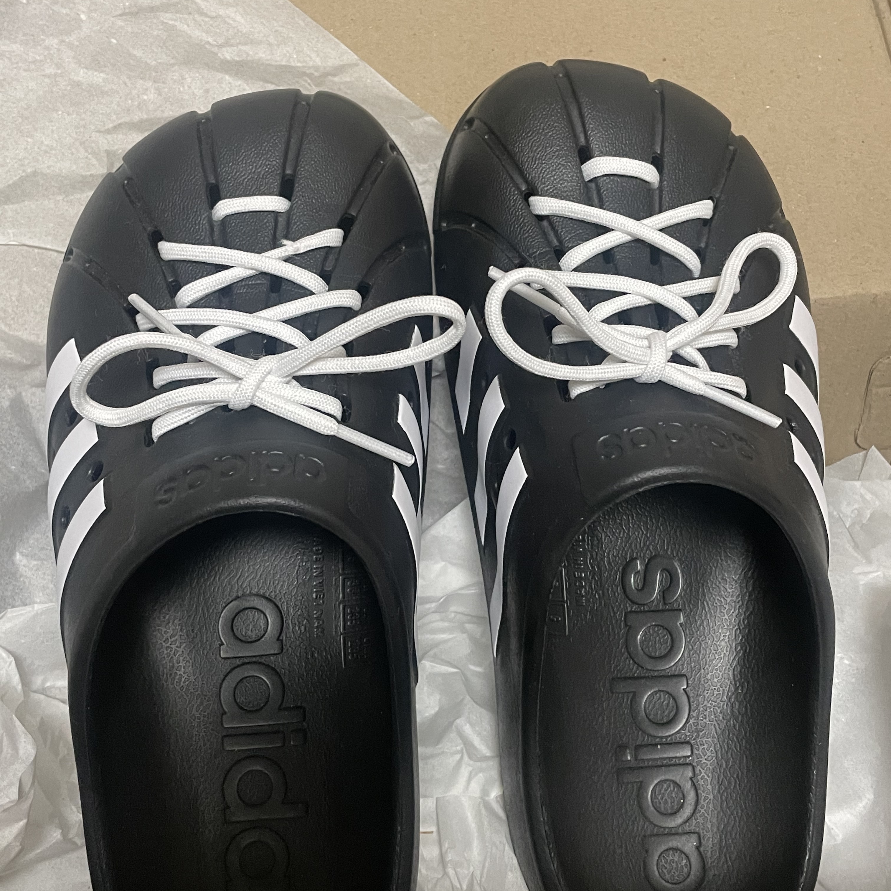 Adidas Adilette Clog Black White 착용 스타일