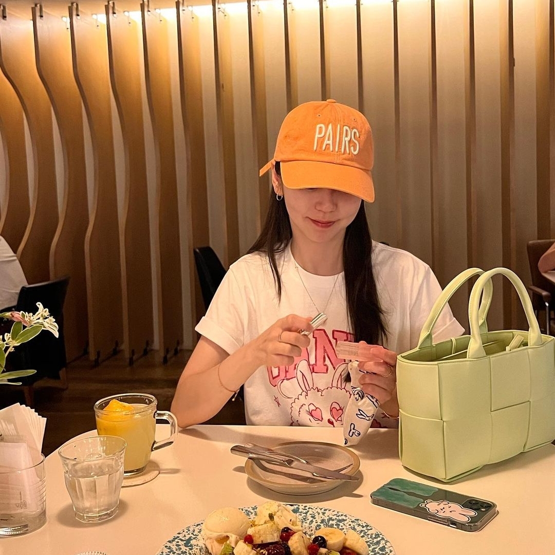 Bottega Veneta Mini Arco Tote Bag Glacier Sherbert, (W) Ganni Relaxed Love Bunny T-Shirt Bright White 착용 스타일 - 3