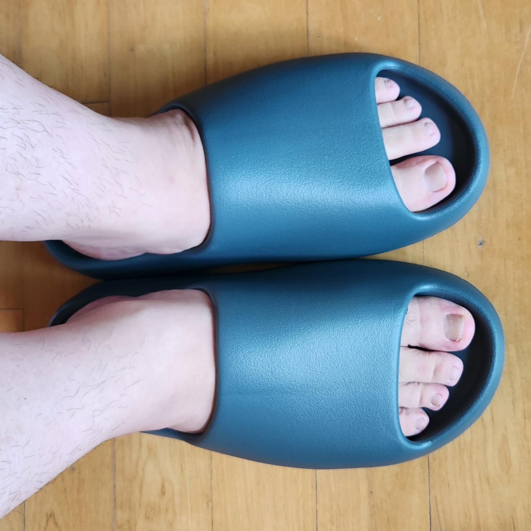 Adidas Yeezy Slide Slate Marine 착용 스타일 - 4