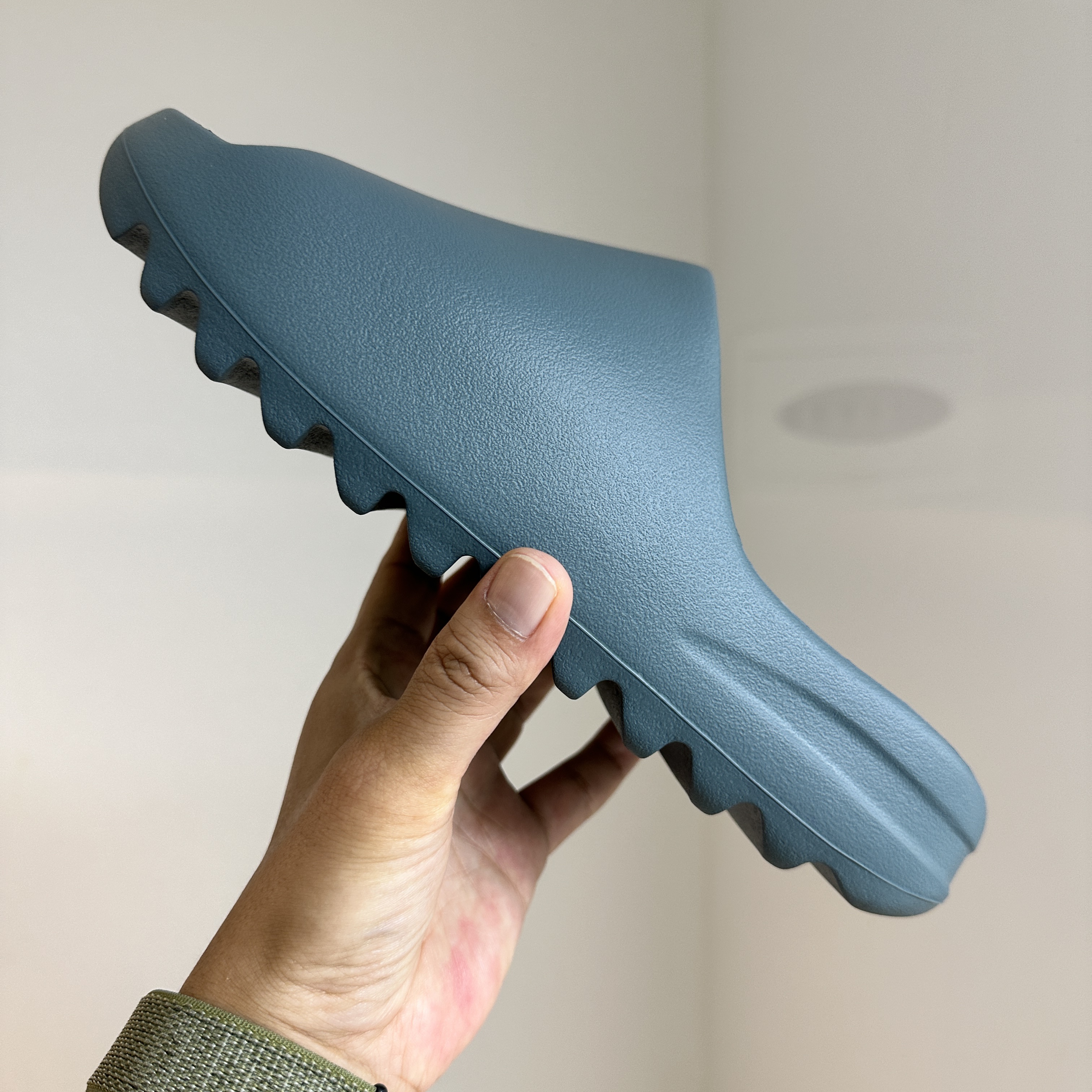 Adidas Yeezy Slide Slate Marine 착용 스타일 - 1