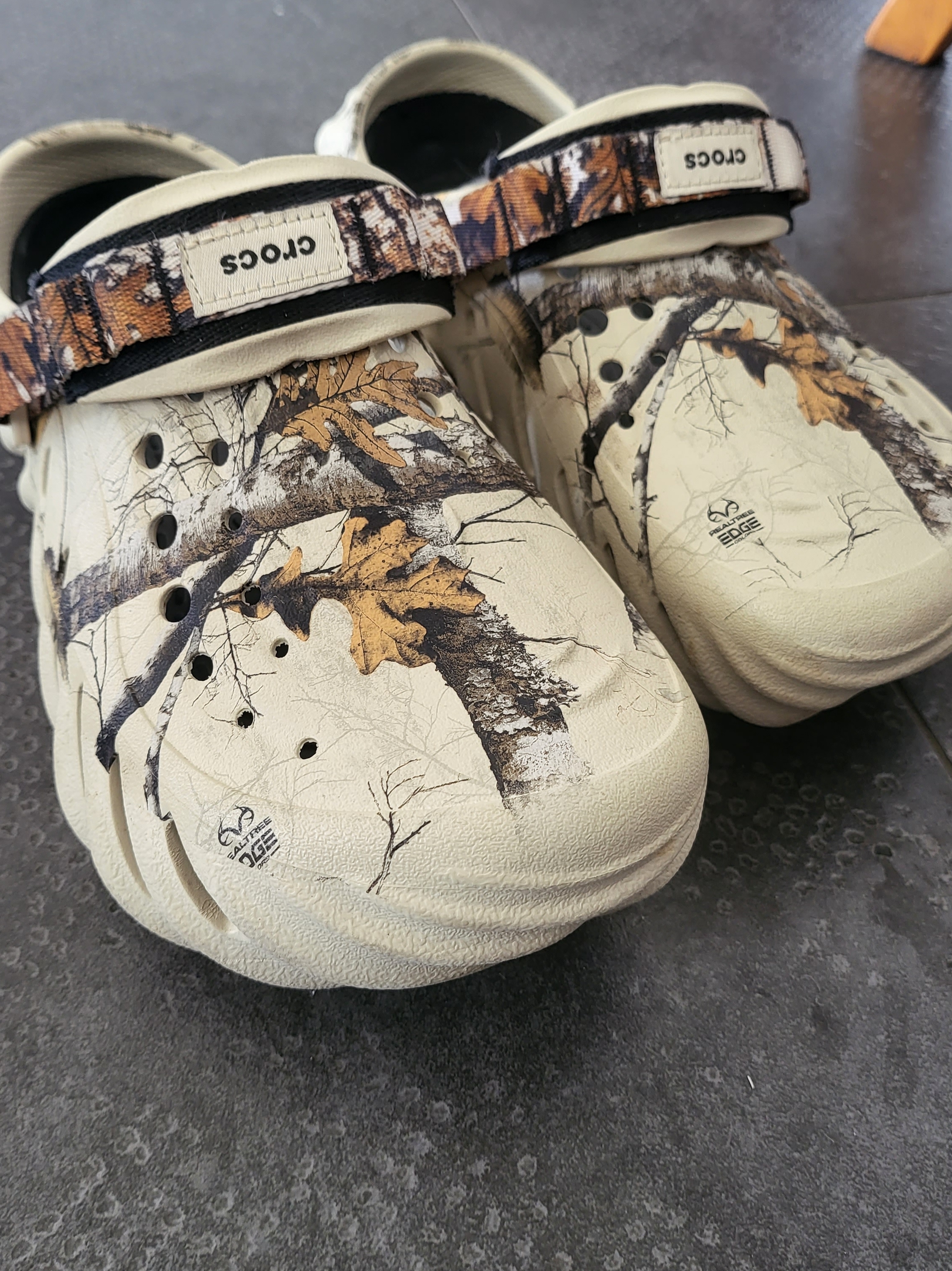Crocs Echo Clog Real Tree Bone 착용 스타일