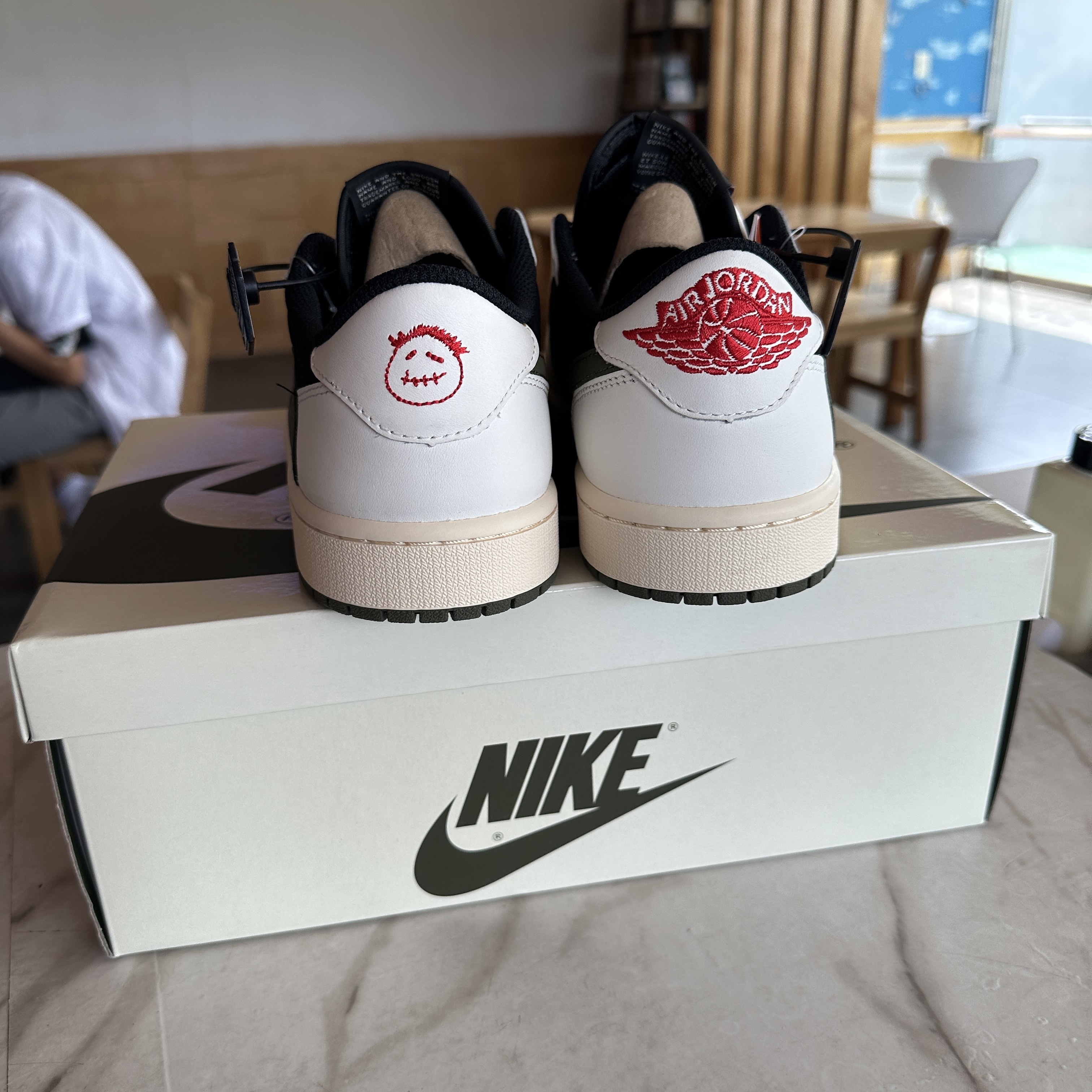 (W) Jordan 1 x Travis Scott Retro Low OG SP Medium Olive 착용 스타일 - 4
