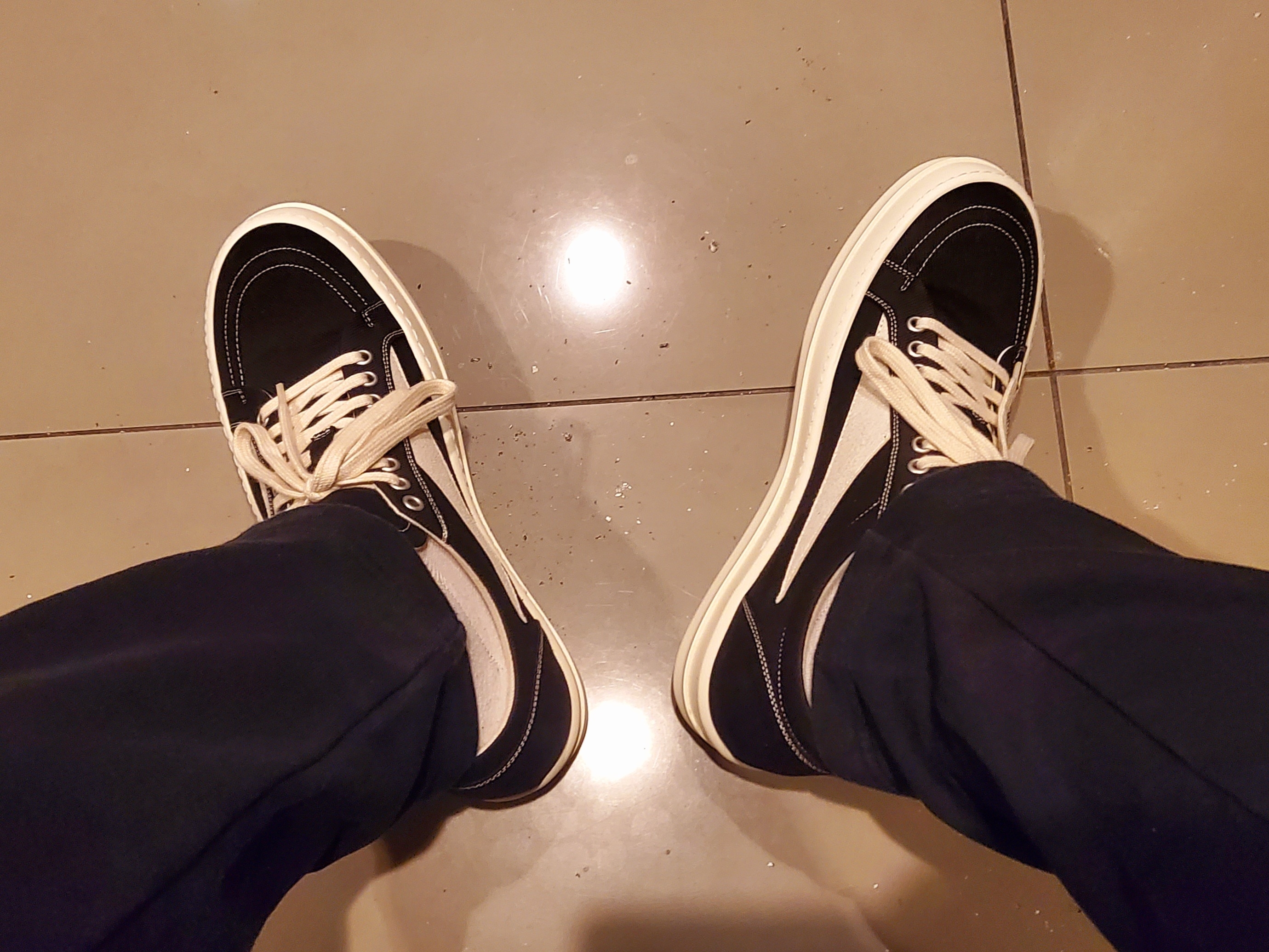 Rick Owens Drkshdw Luxor Overdyed Denim Vintage Sneakers Black Milk 착용 스타일 - 2