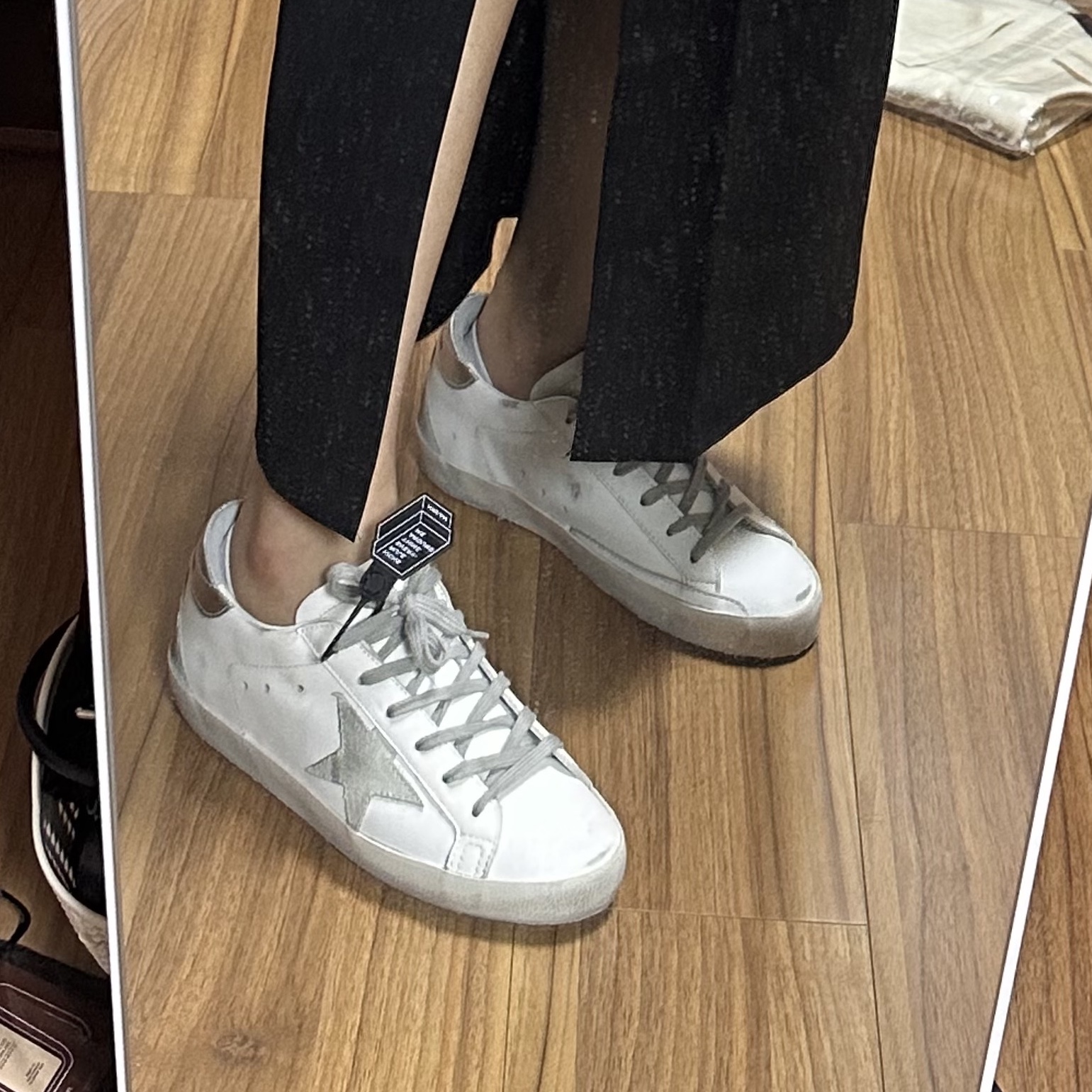 (W) Golden Goose Superstar White Silver Heel Tab Sneakers 착용 스타일 - 1