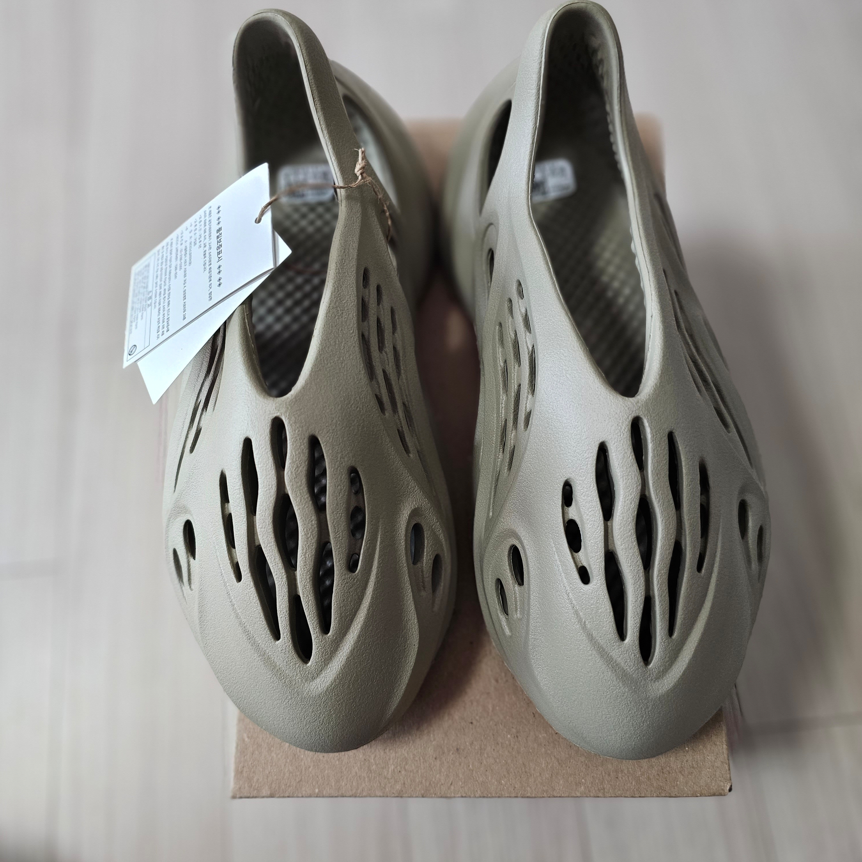 Adidas Yeezy Foam RNNR Stone Salt 착용 스타일