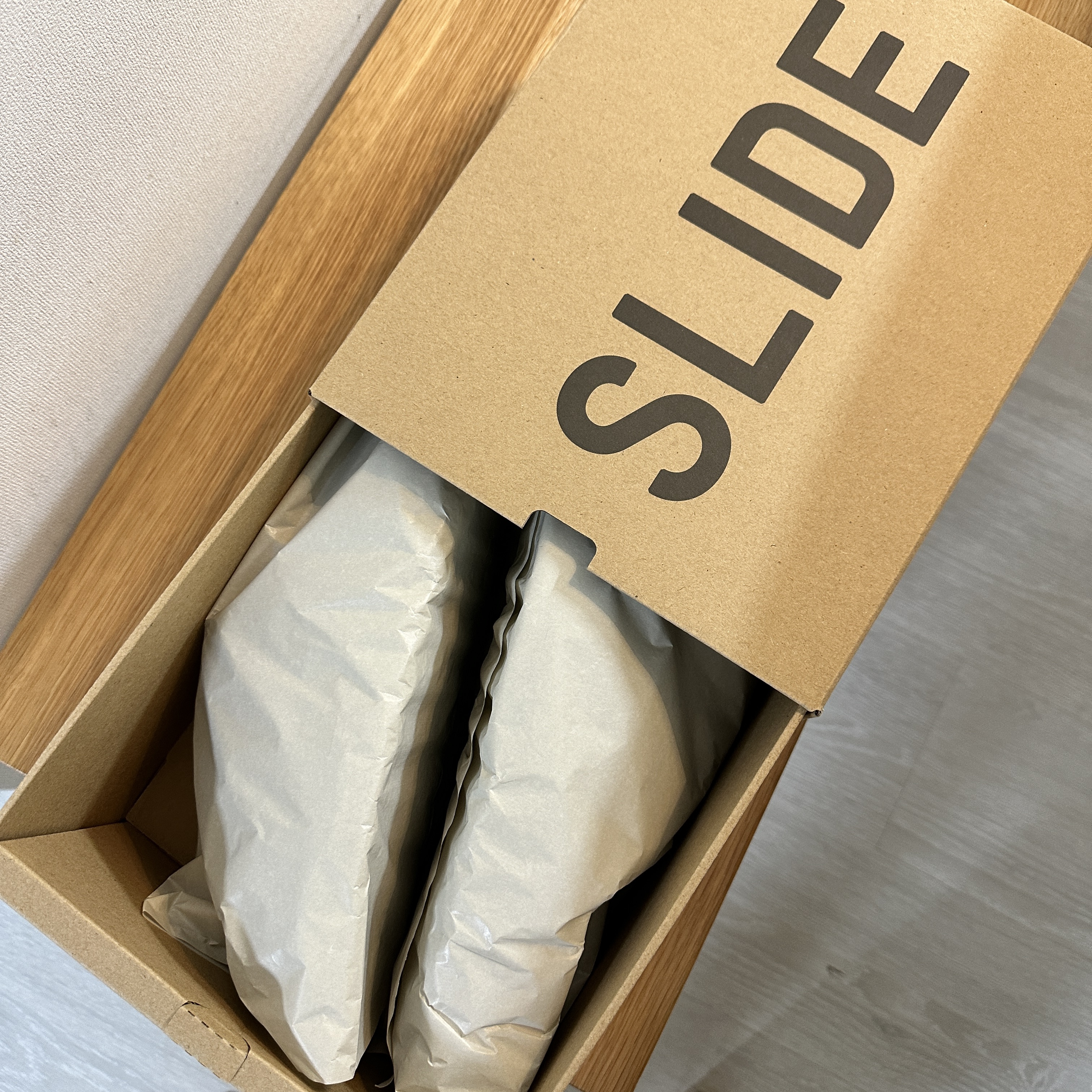 Adidas Yeezy Slide Slate Marine 착용 스타일 - 2