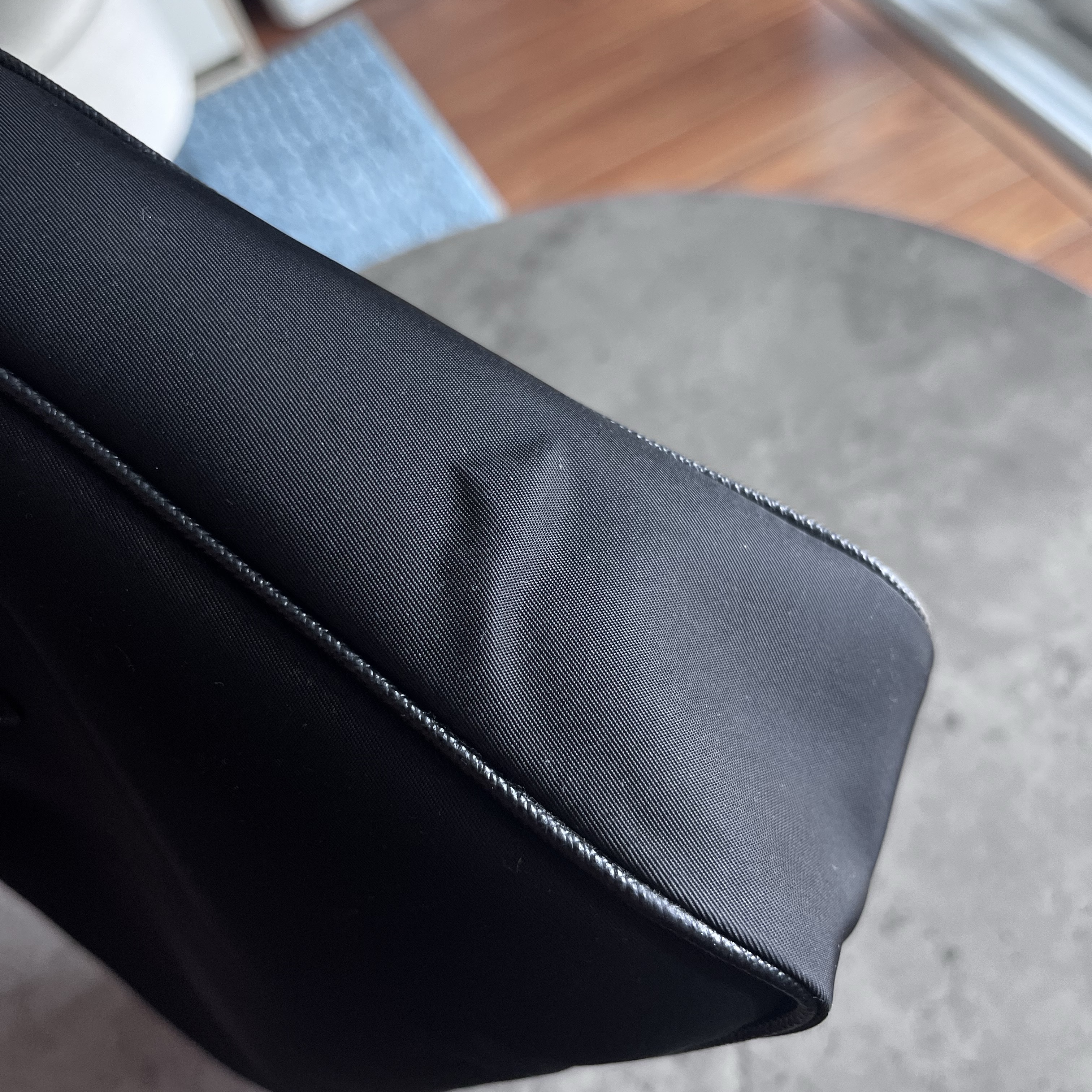 Prada Re-Nylon and Saffiano Leather Shoulder Bag Black 착용 스타일 - 2