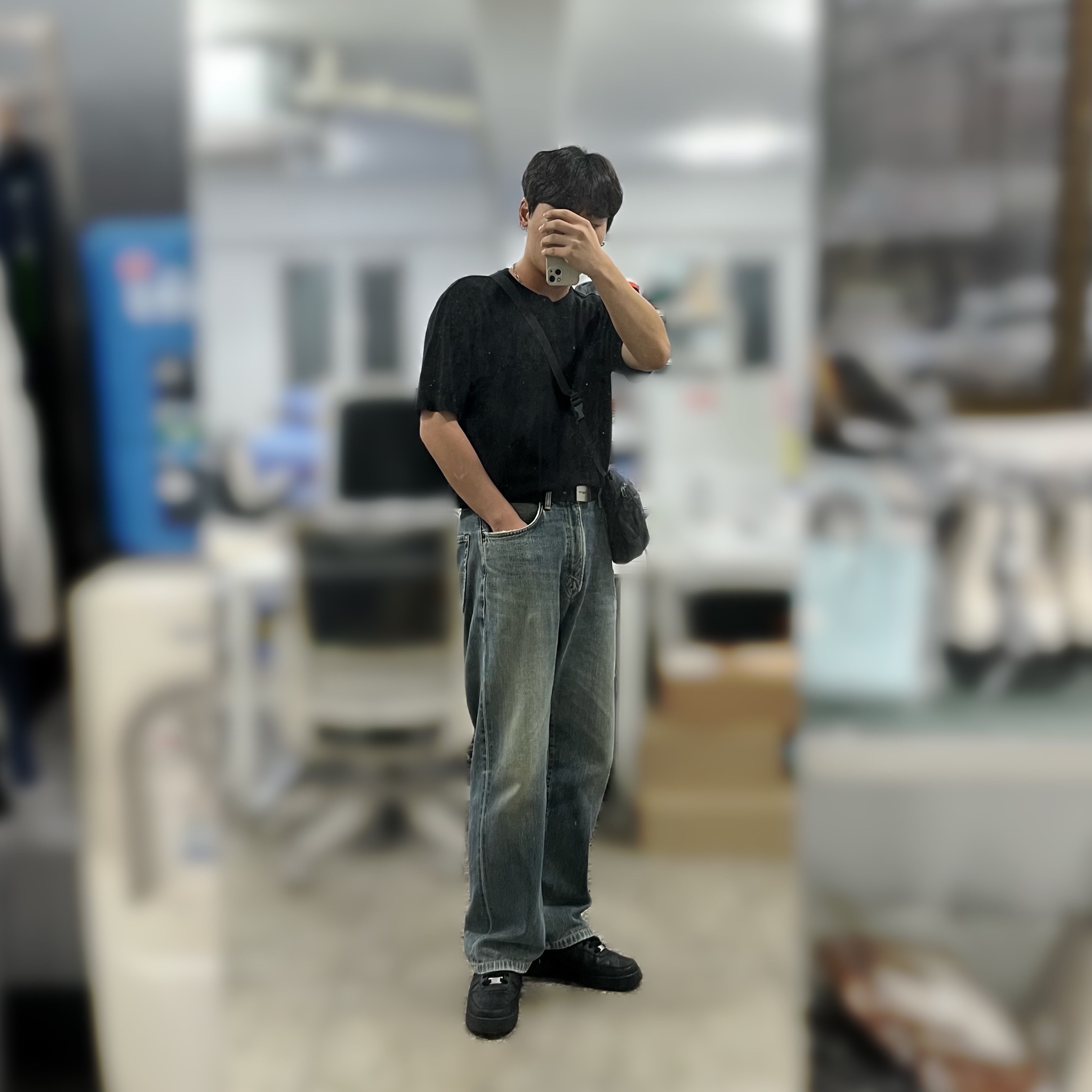 Nike Air Force 1 '07 Low Triple Black, Arc'teryx Mantis 2 Waistpack Black 착용 스타일