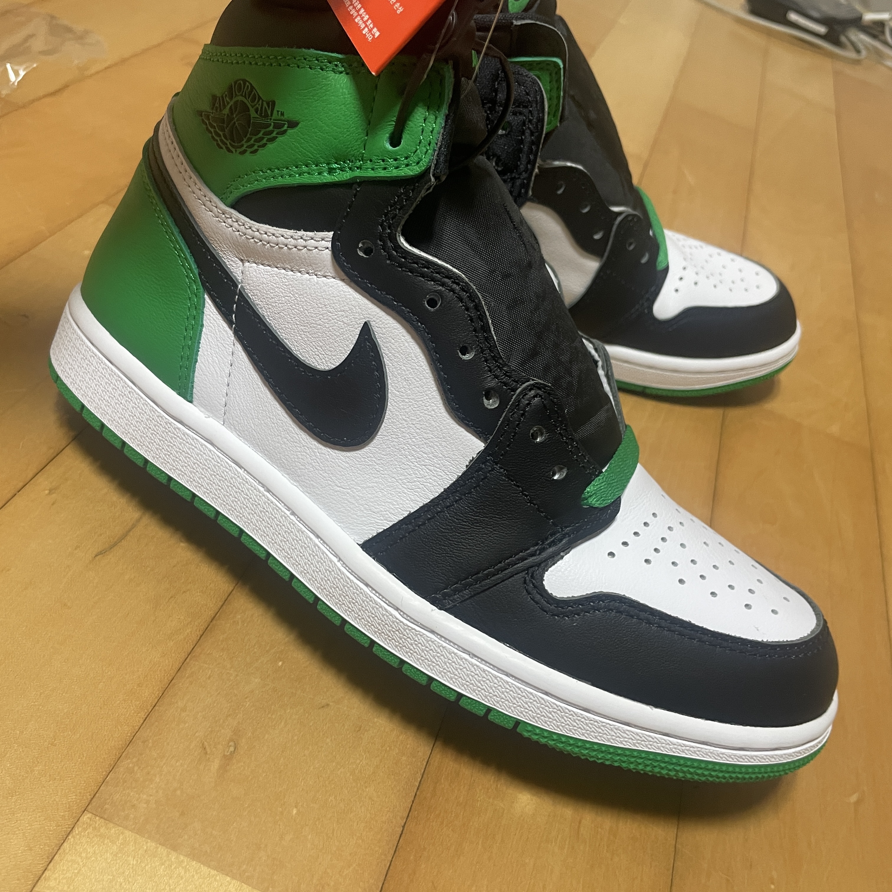 Jordan 1 Retro High OG Black and Lucky Green 착용 스타일