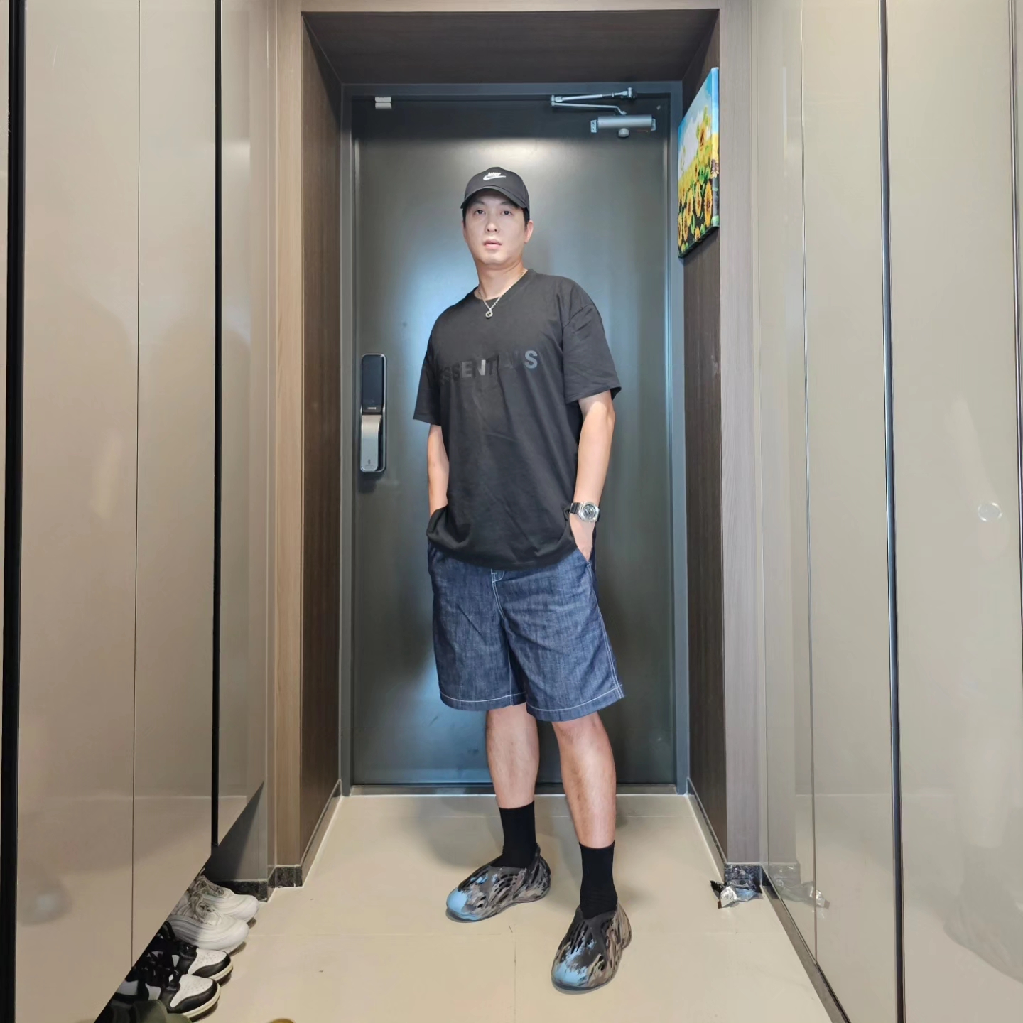 Essentials 3D Silicon Applique Boxy T-Shirt Dark Slate/Black 2020, Adidas Yeezy Foam RNNR MX Cinder 착용 스타일 - 1