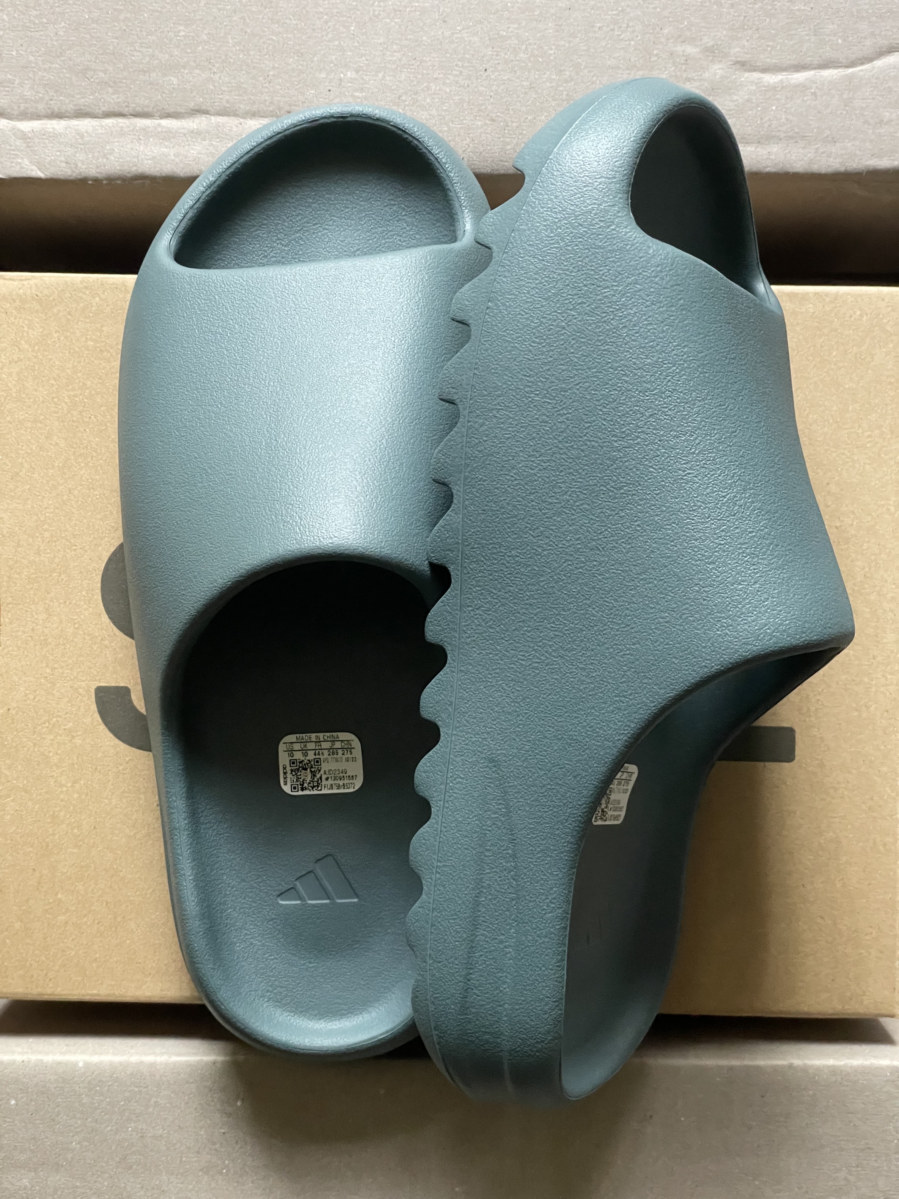 Adidas Yeezy Slide Slate Marine 착용 스타일 - 1