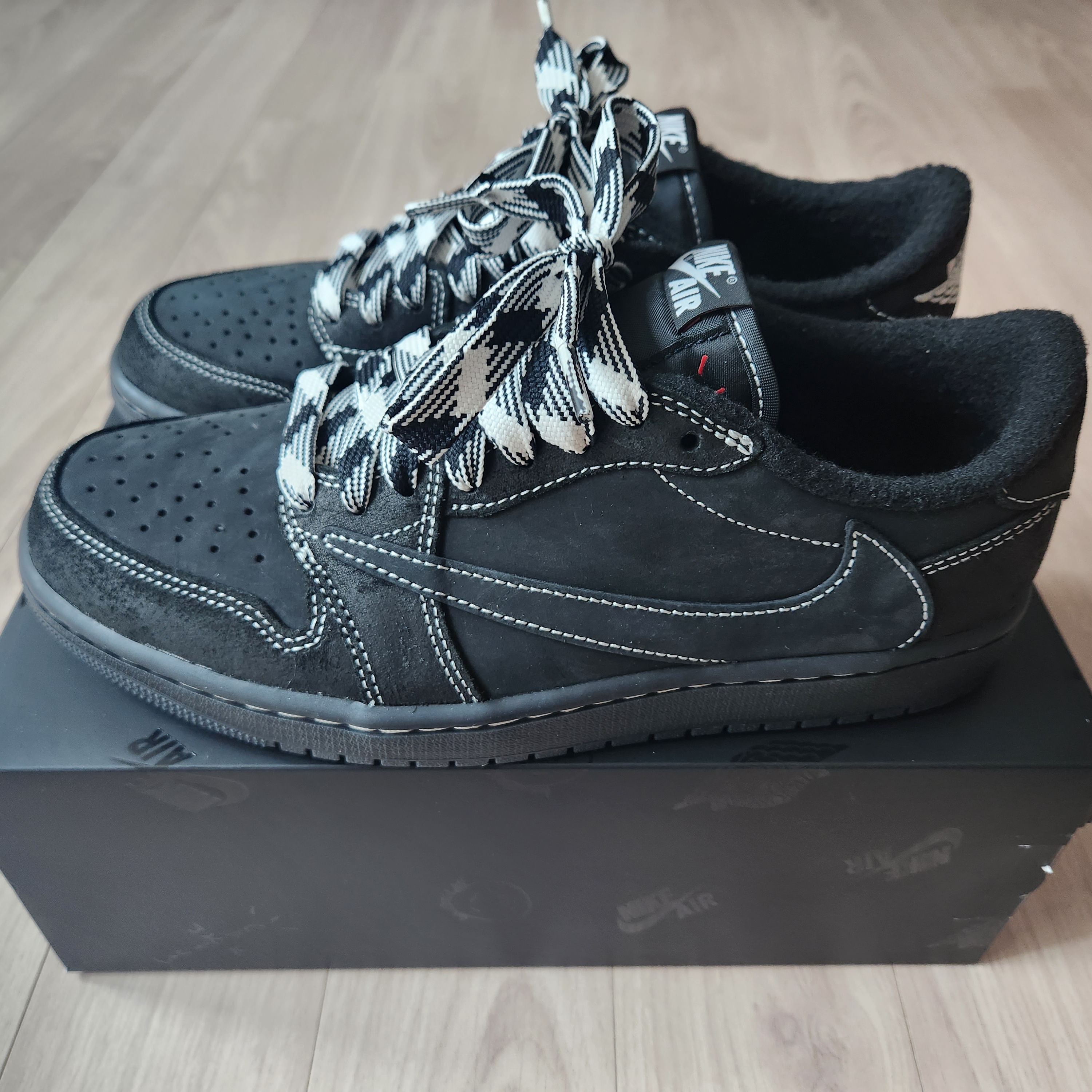 Jordan 1 x Travis Scott Retro Low OG SP Black Phantom 착용 스타일 - 1