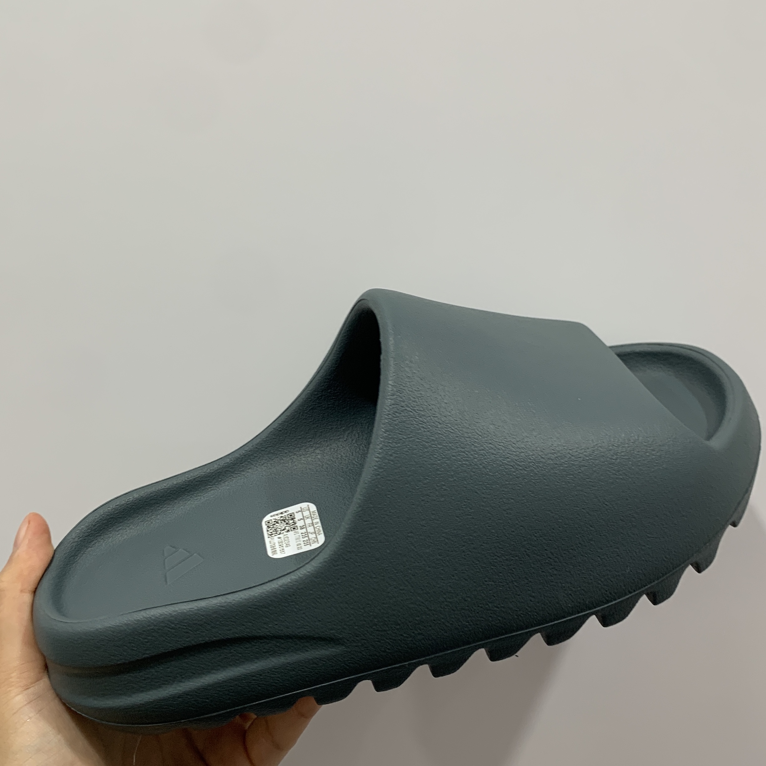 Adidas Yeezy Slide Slate Marine 착용 스타일 - 2