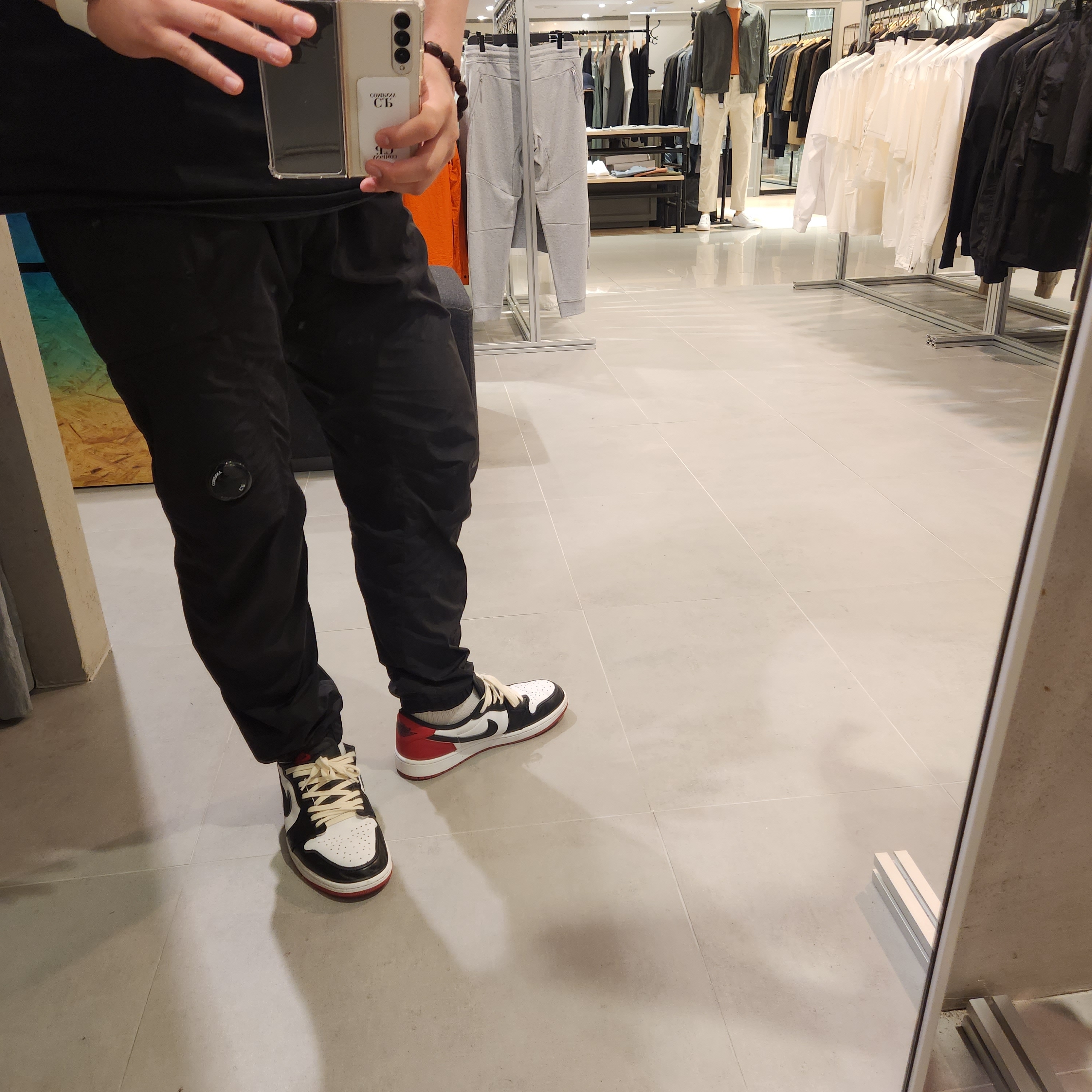 Jordan 1 Retro Low OG Black Toe 착용 스타일 - 3