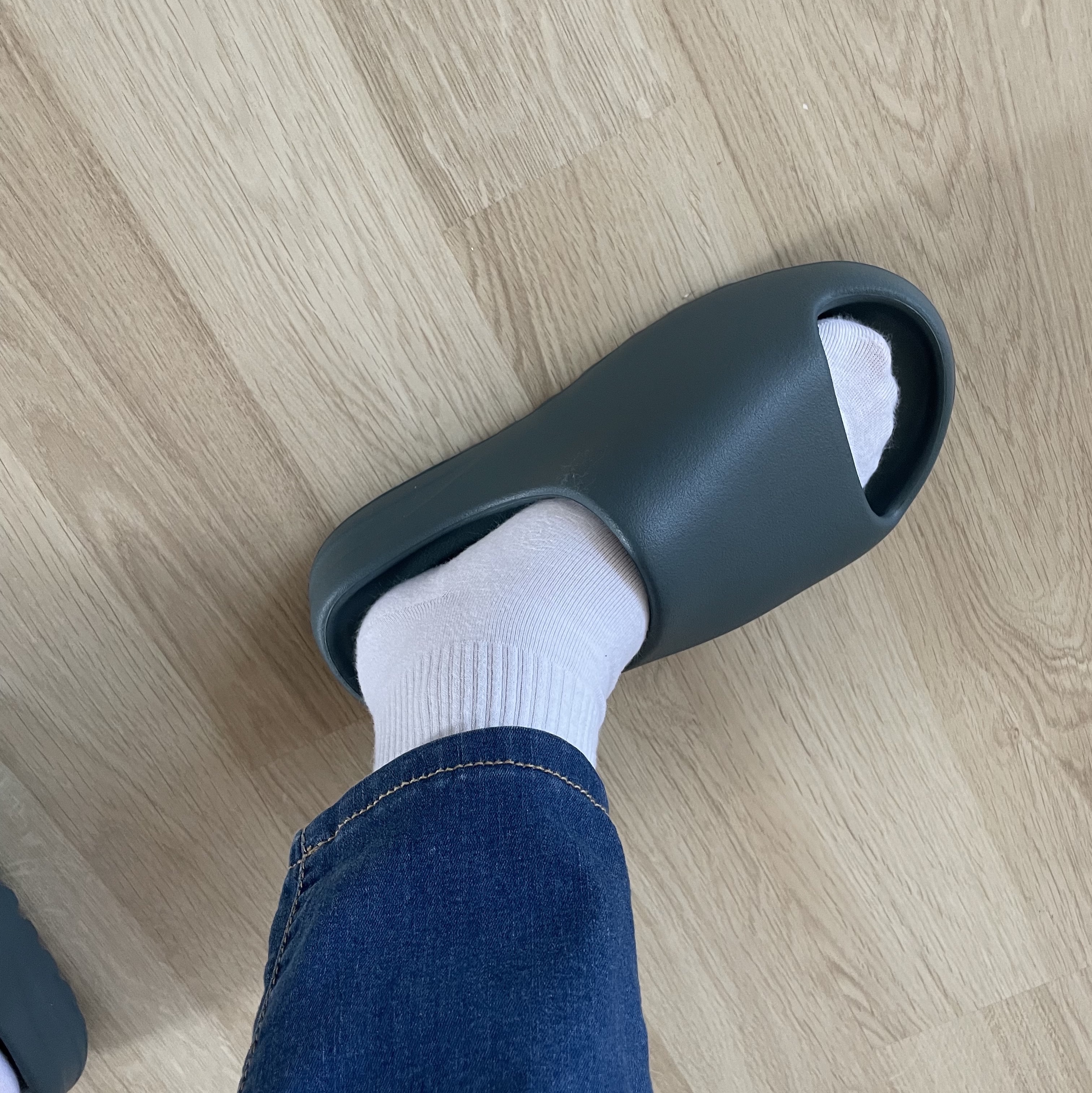 Adidas Yeezy Slide Slate Marine 착용 스타일 - 2