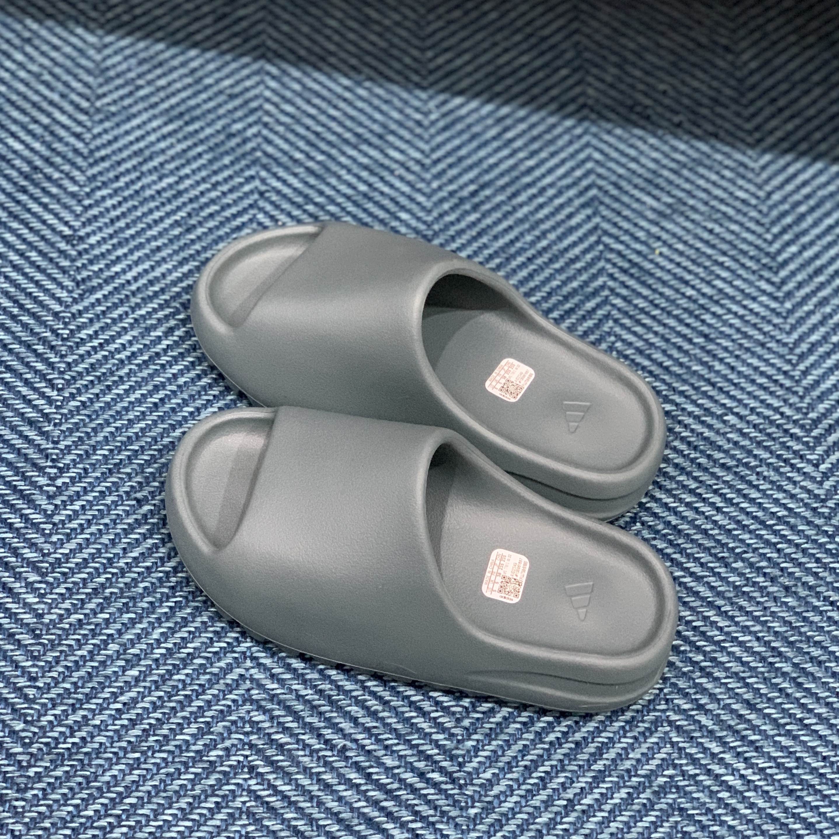 Adidas Yeezy Slide Slate Marine 착용 스타일 - 1
