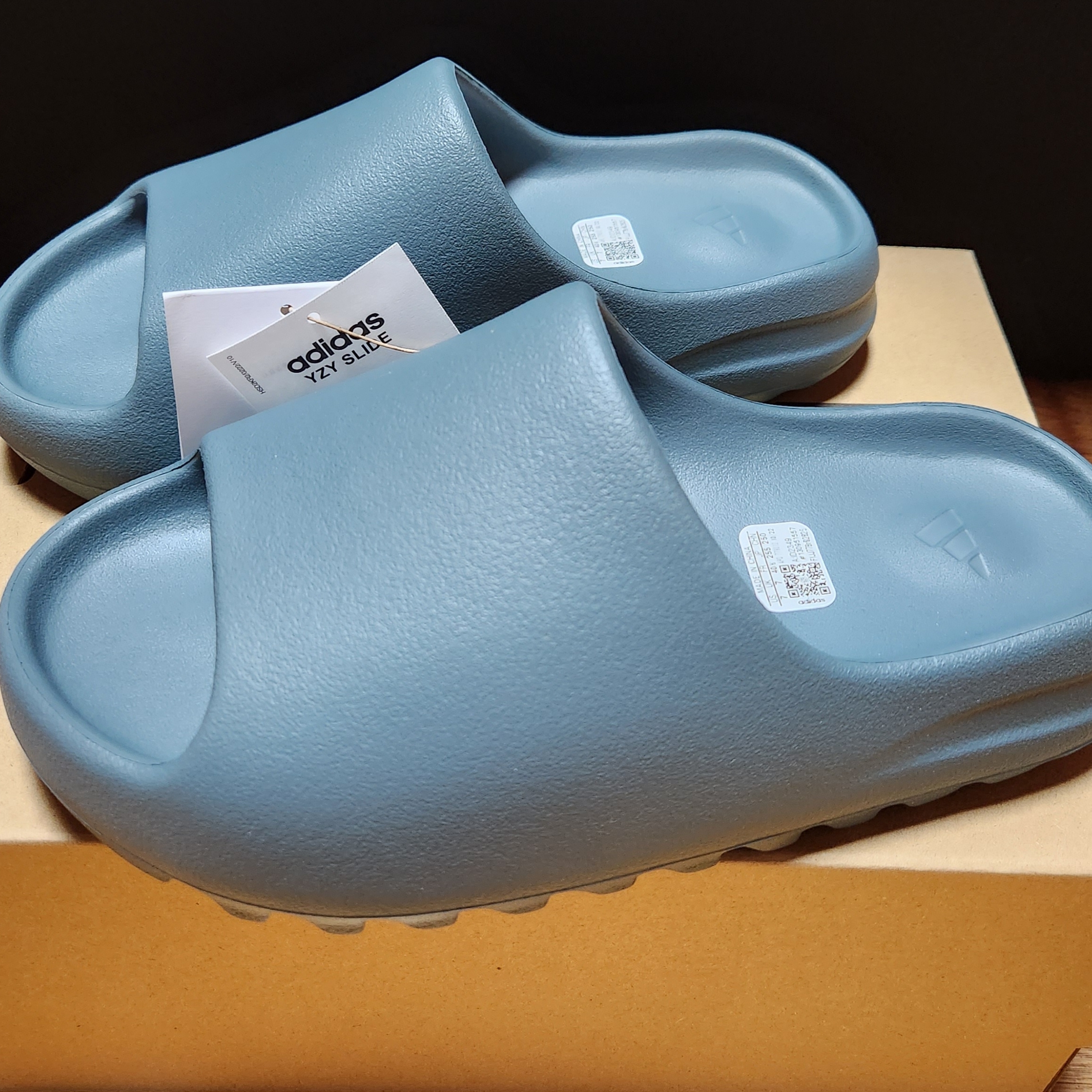 Adidas Yeezy Slide Slate Marine 착용 스타일 - 3