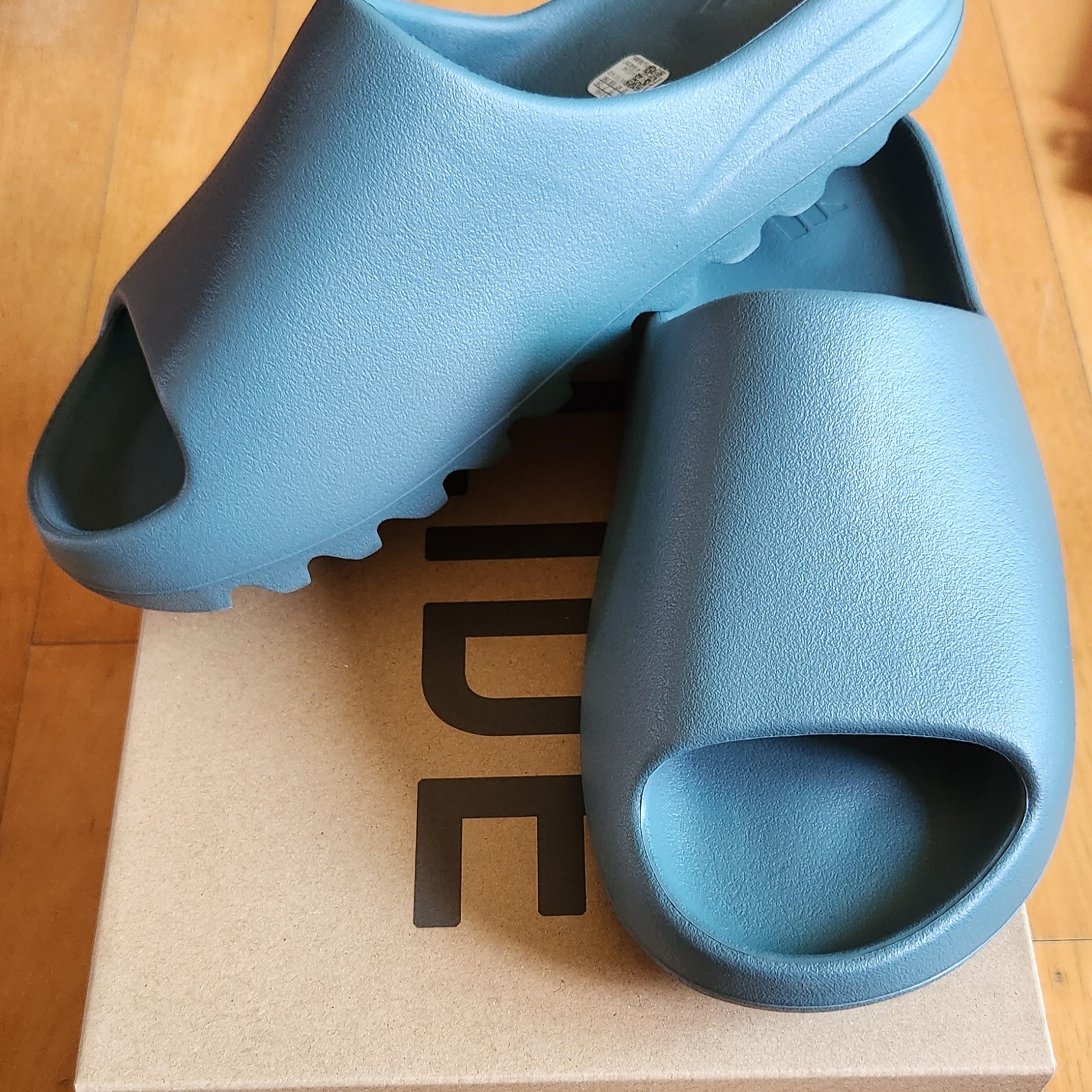 Adidas Yeezy Slide Slate Marine 착용 스타일 - 2