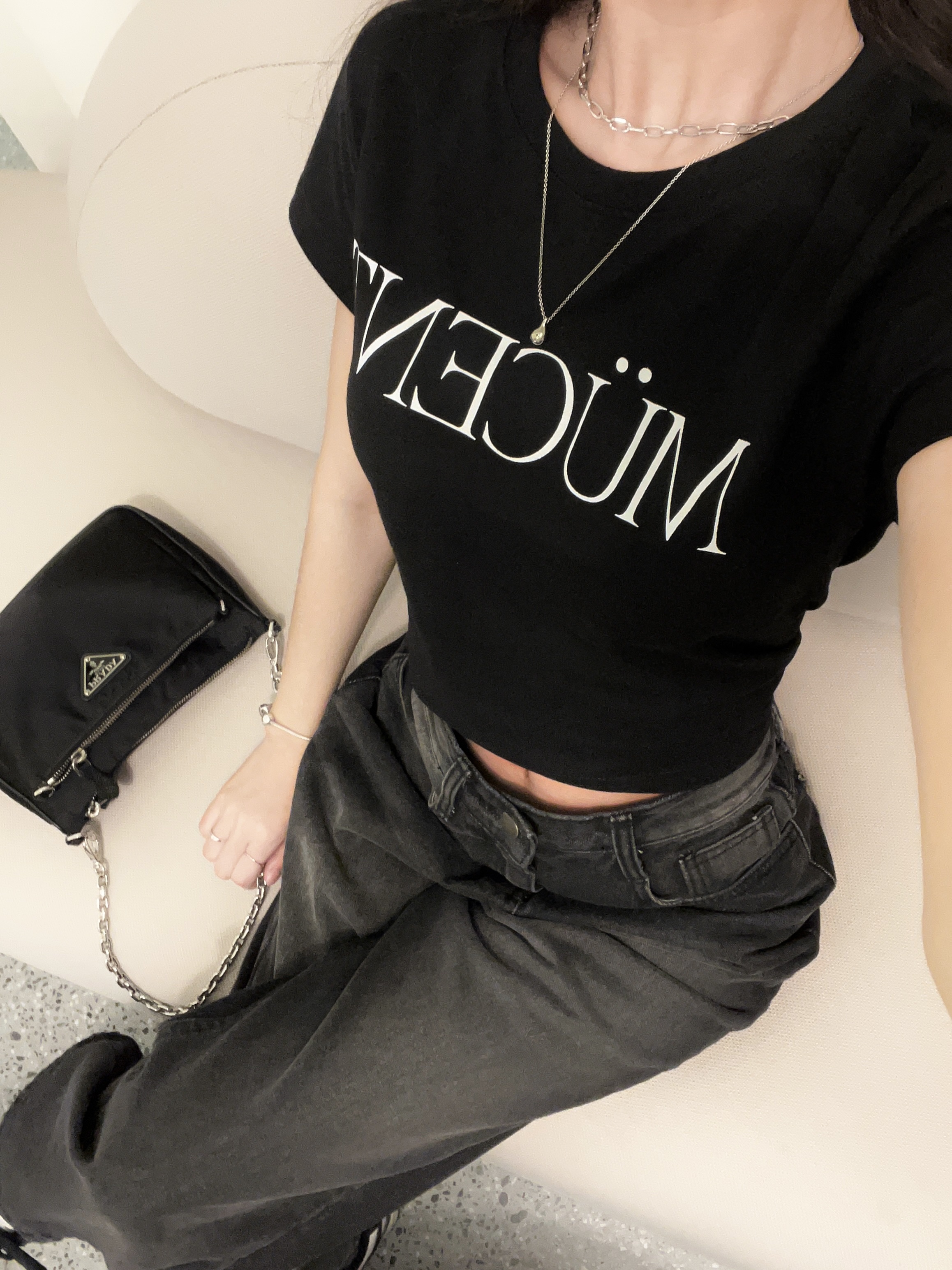 (W) Nike Dunk Low Black, Prada Re-Nylon Shoulder Bag Black 착용 스타일 - 3