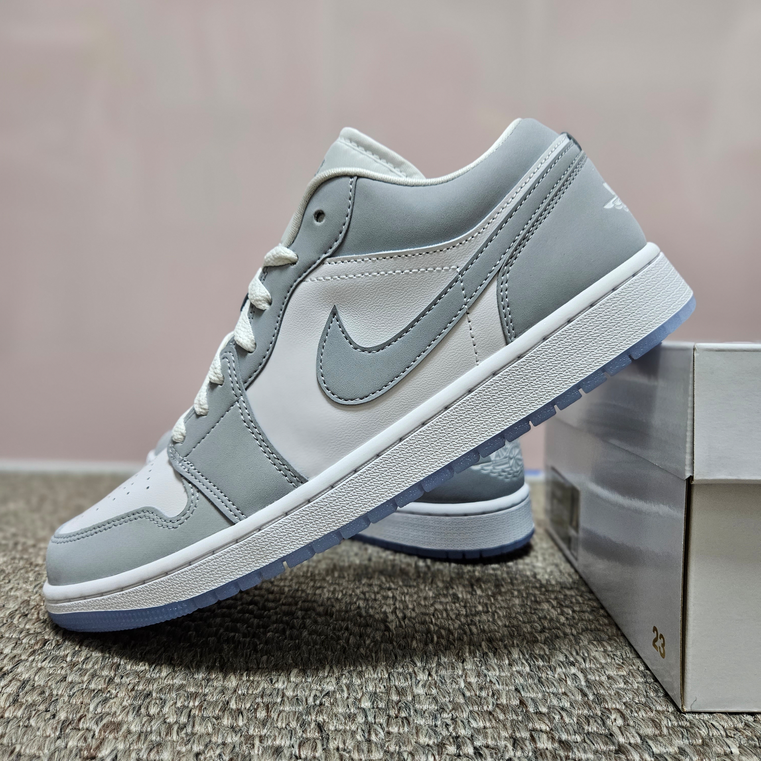 (W) Jordan 1 Low White Wolf Grey 착용 스타일 - 1