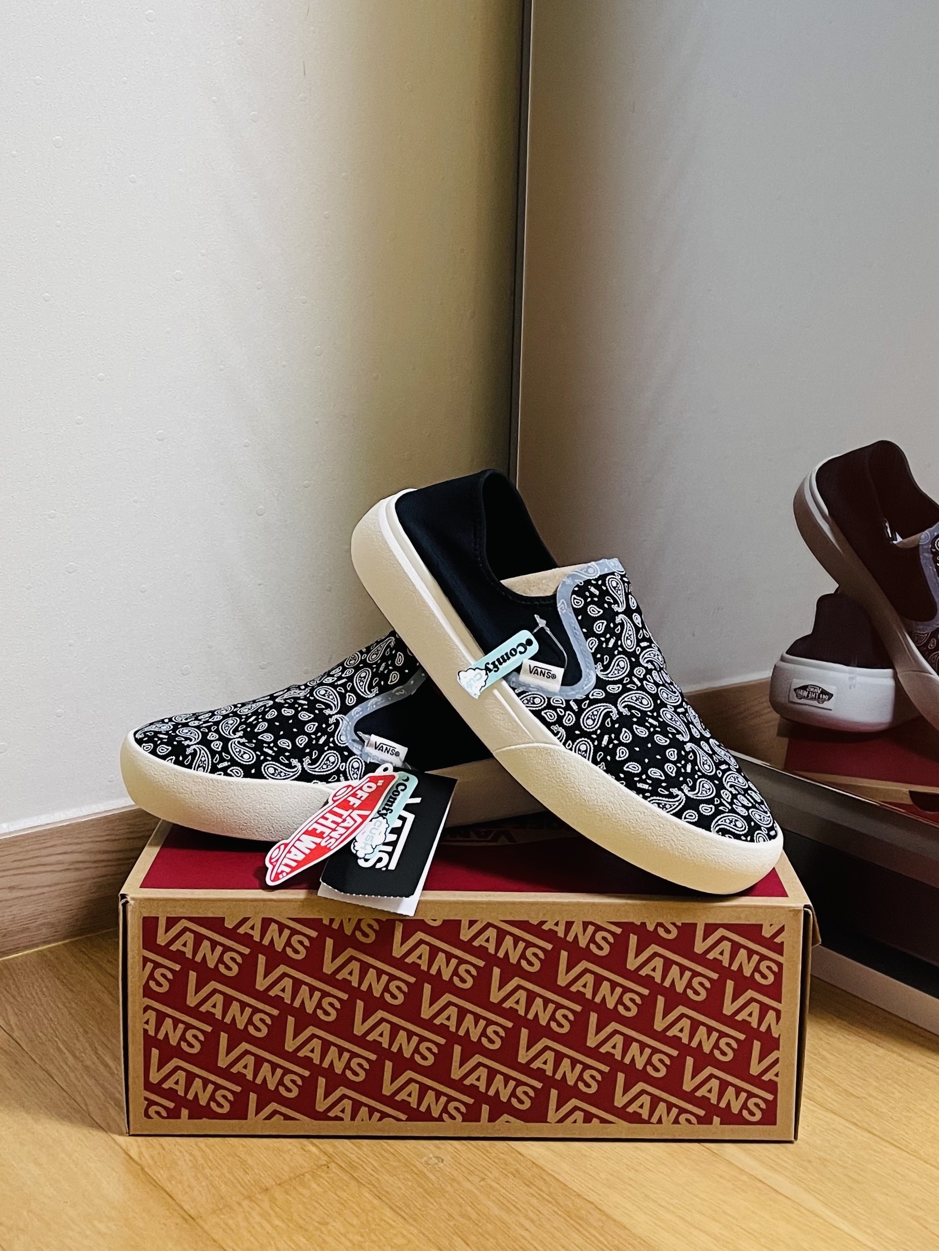 Vans ComfyCush One Bandana Marshmallow Black 착용 스타일