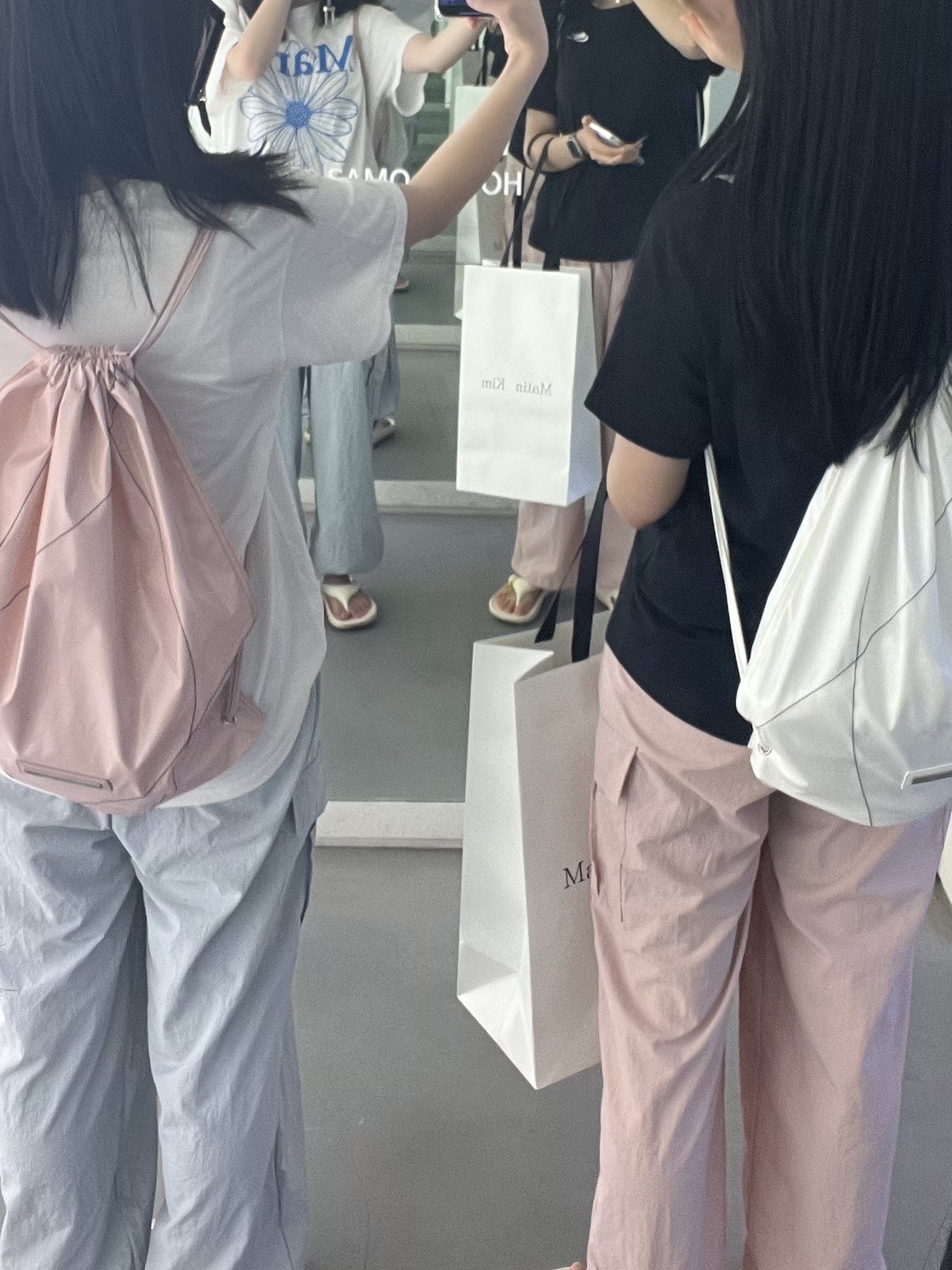 Matin Kim String Coating Backpack White 착용 스타일 - 3
