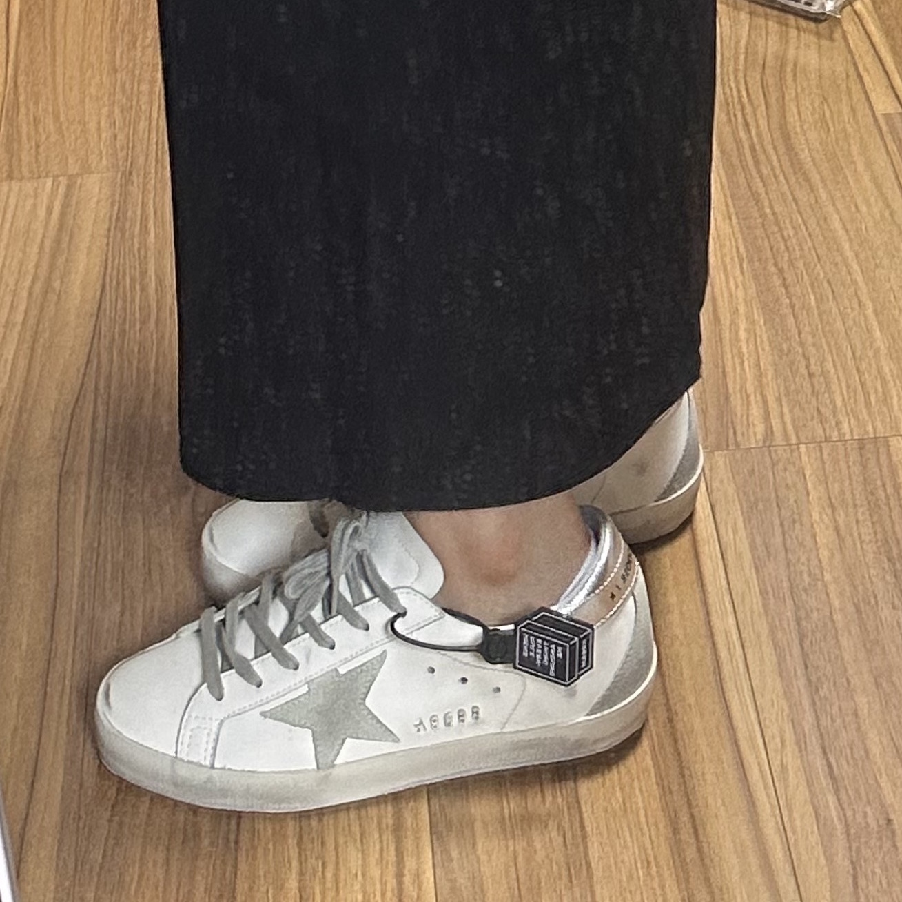(W) Golden Goose Superstar White Silver Heel Tab Sneakers 착용 스타일 - 2