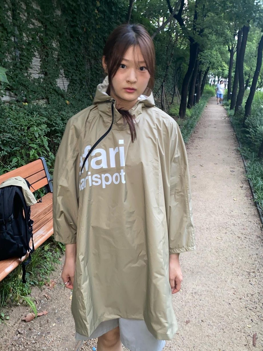 Safarispot Women 1/2 Basic Safari Rain Poncho Beige, Safarispot Women 1/2 Basic Safari Rain Poncho Navy 착용 스타일 - 1