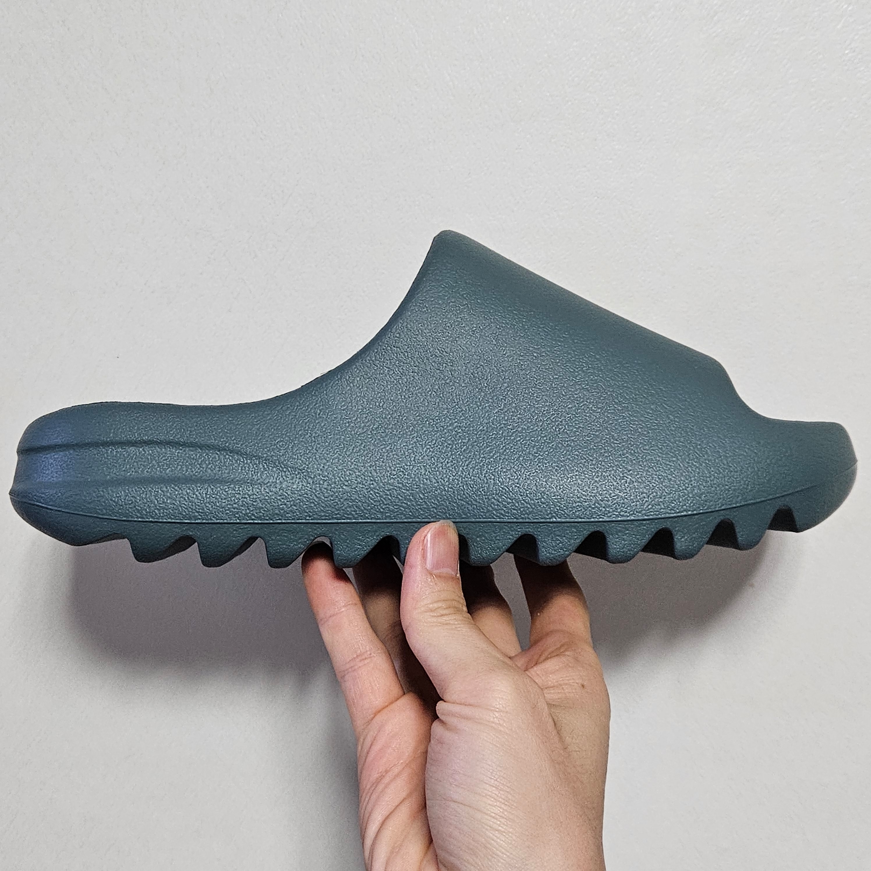 Adidas Yeezy Slide Slate Marine 착용 스타일 - 5