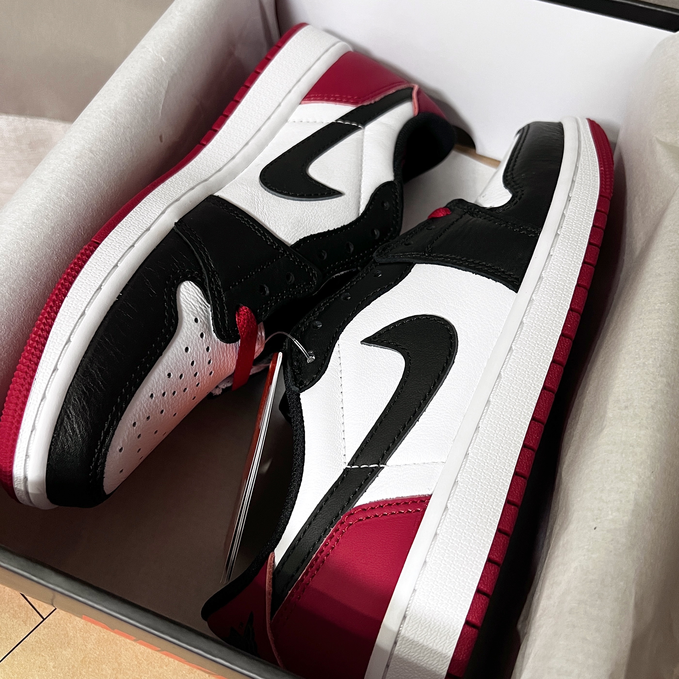Jordan 1 Retro Low OG Black Toe 착용 스타일 - 1
