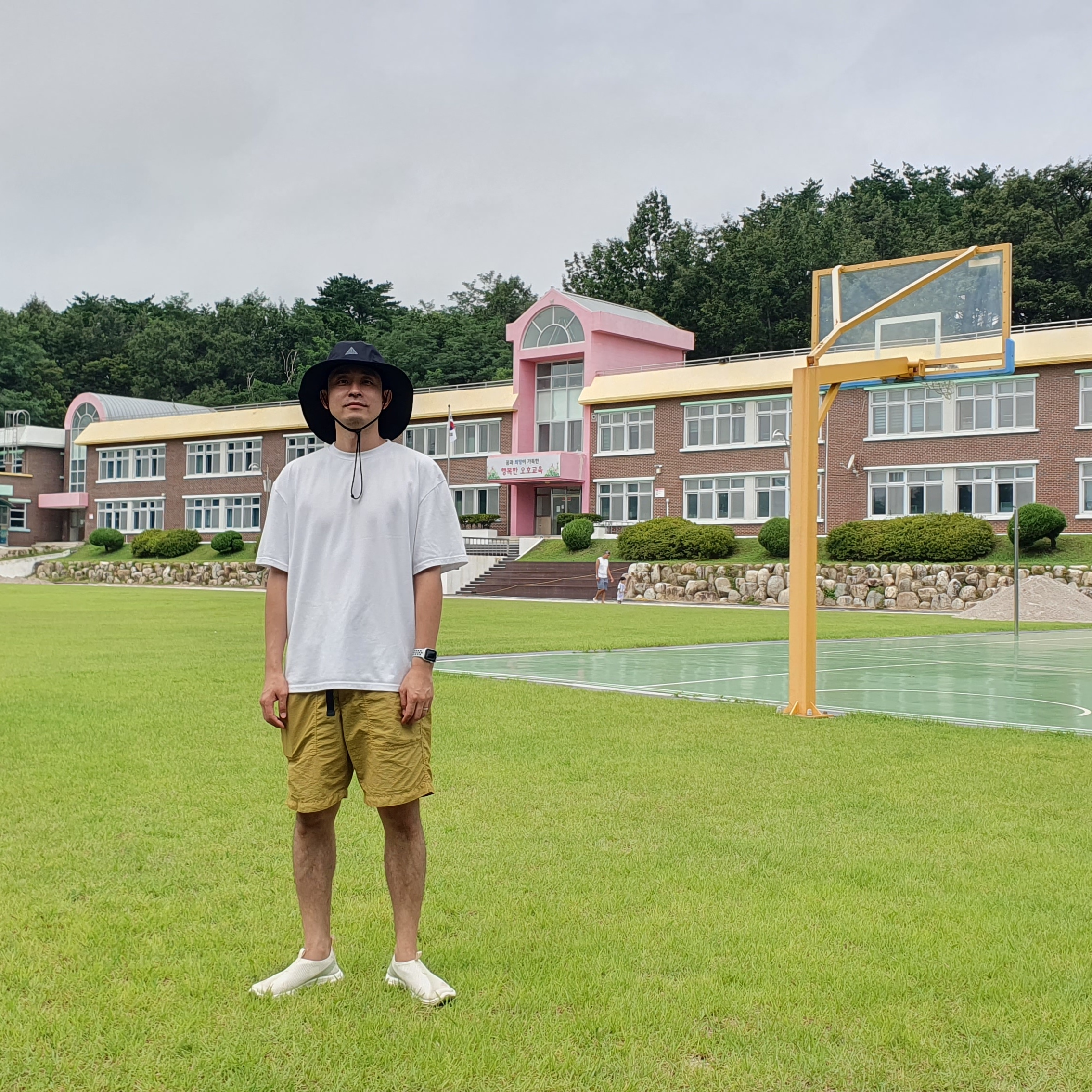 Nike ACG Apex Bucket Hat Black, Salomon RX Moc Cottage Core Vanilla Ice Desert Sage 착용 스타일
