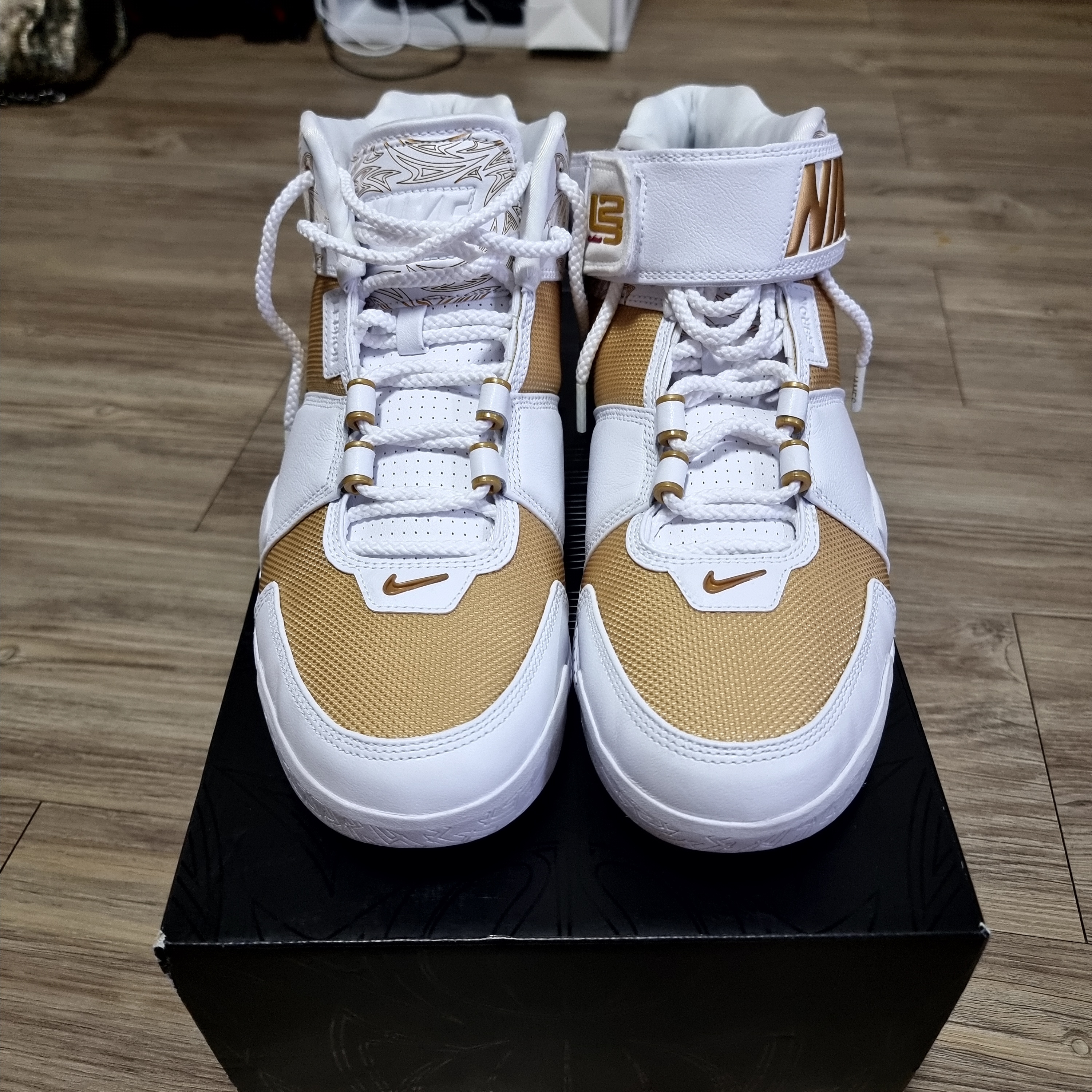 Nike Zoom LeBron 2 Metallic Gold and White 착용 스타일 - 3