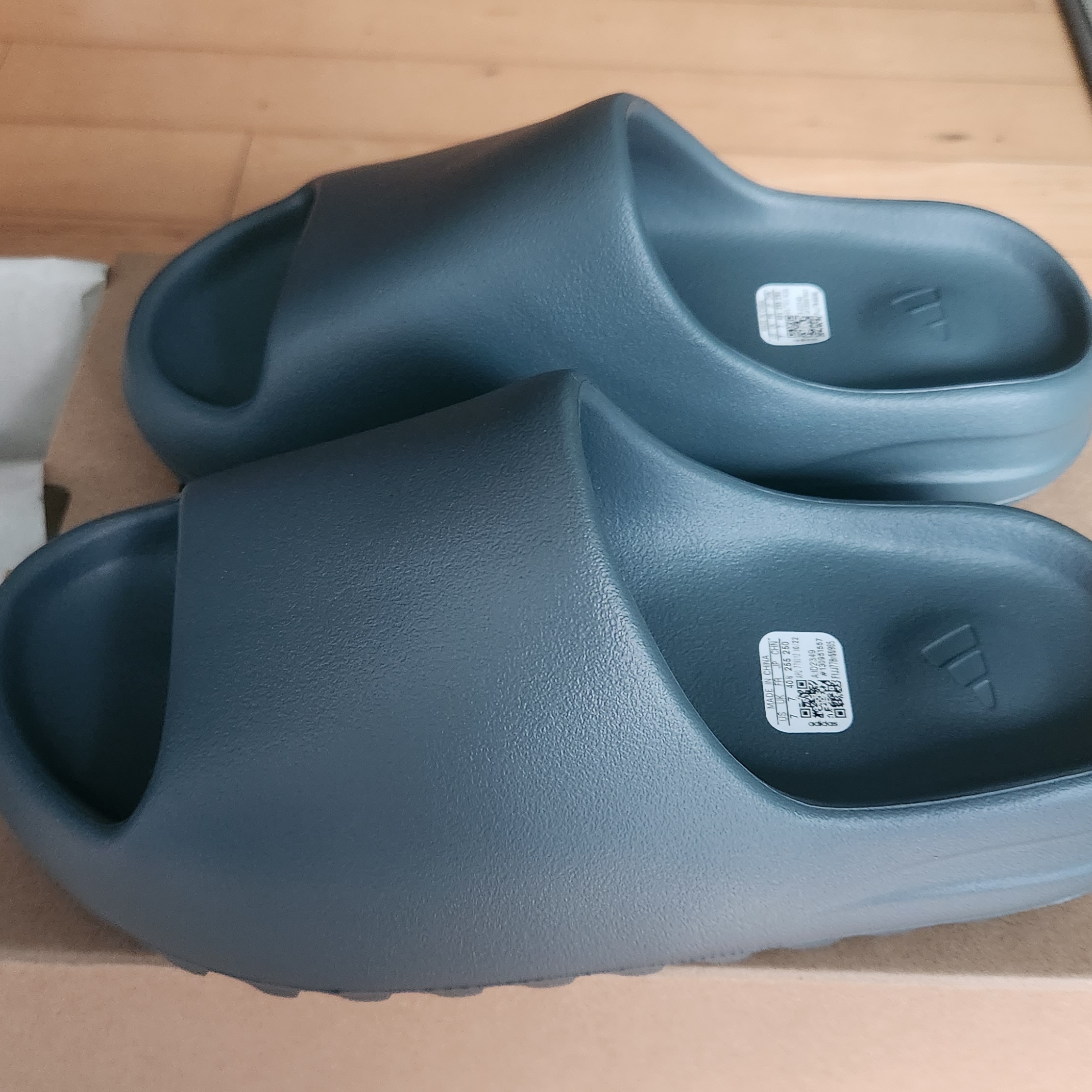 Adidas Yeezy Slide Slate Marine 착용 스타일 - 2