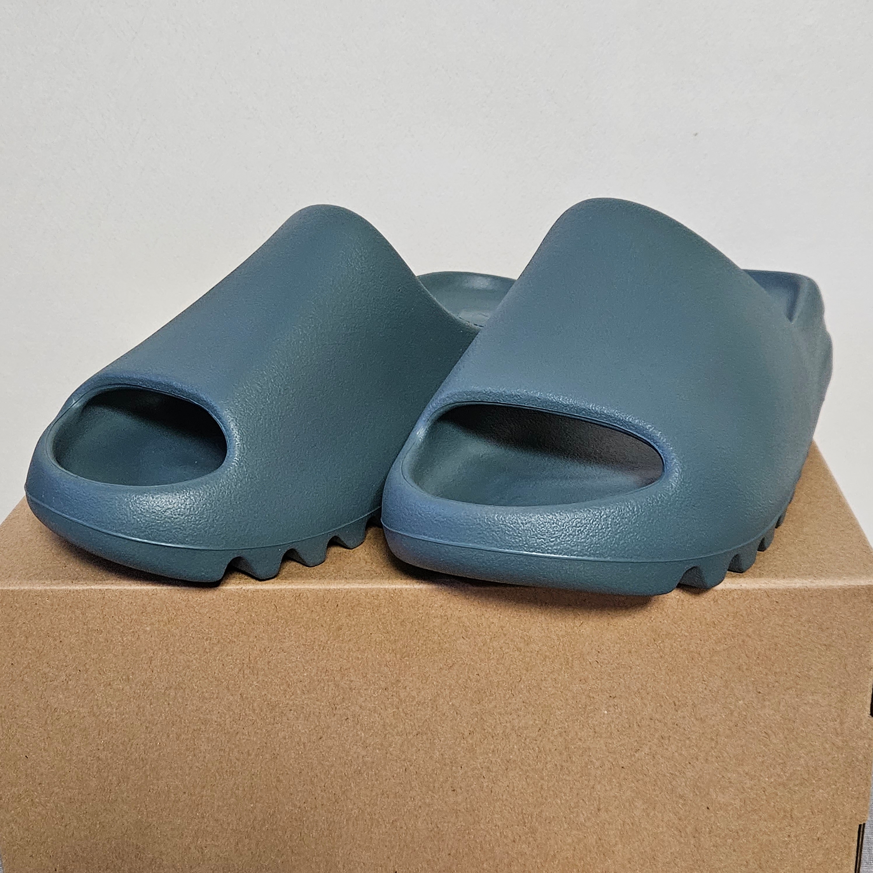 Adidas Yeezy Slide Slate Marine 착용 스타일 - 2