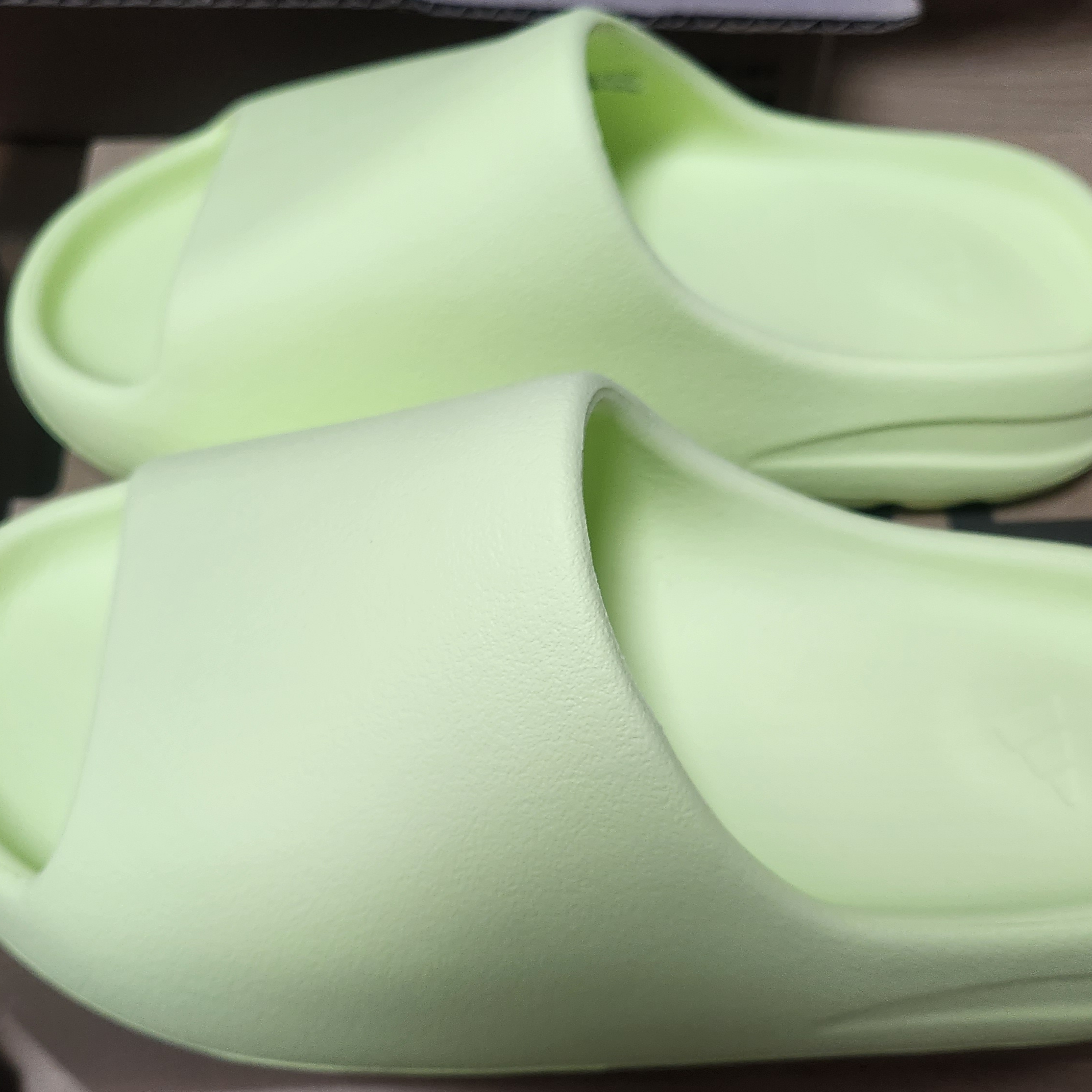 Adidas Yeezy Slide Glow Green 2022/2023 착용 스타일 - 3