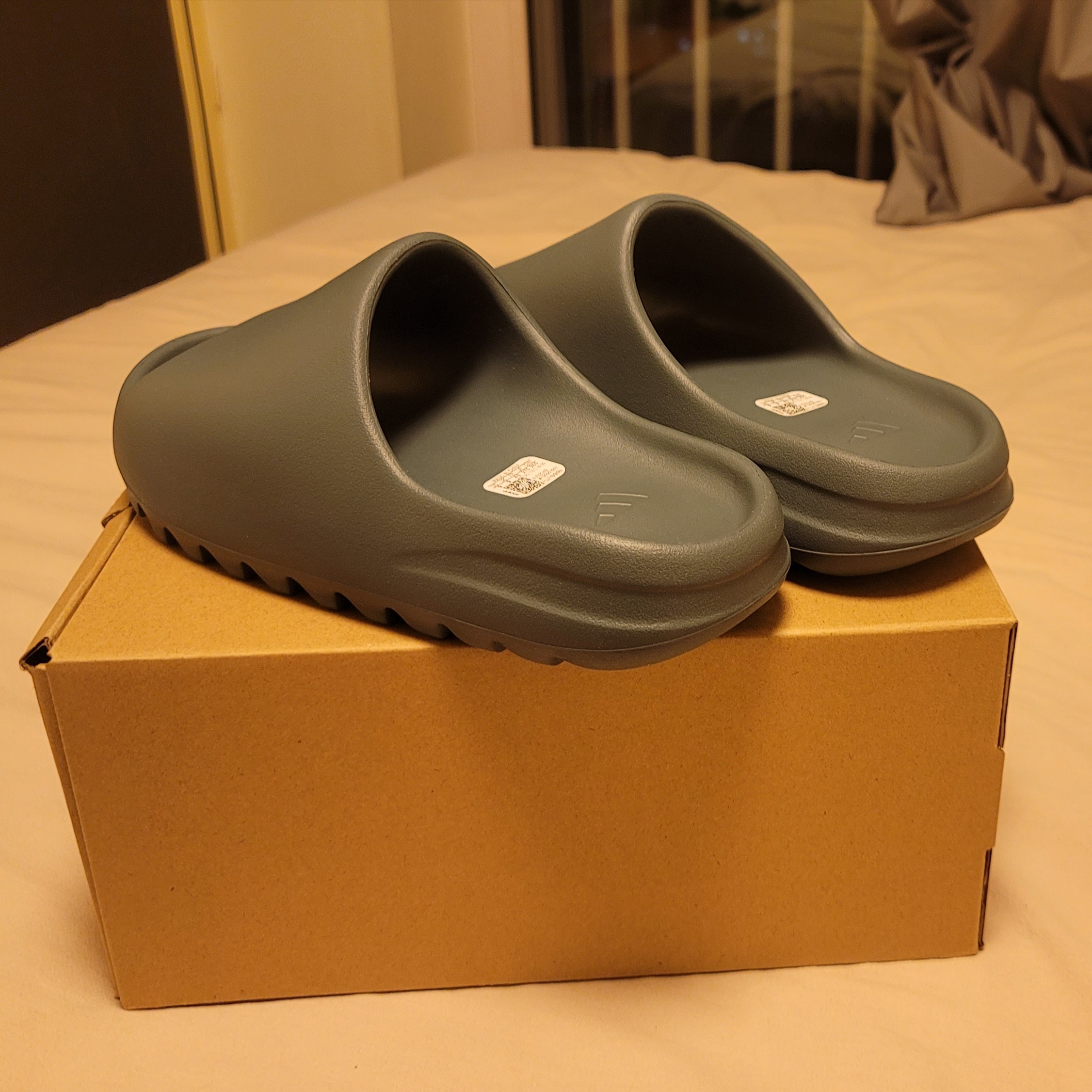 Adidas Yeezy Slide Slate Marine 착용 스타일 - 1